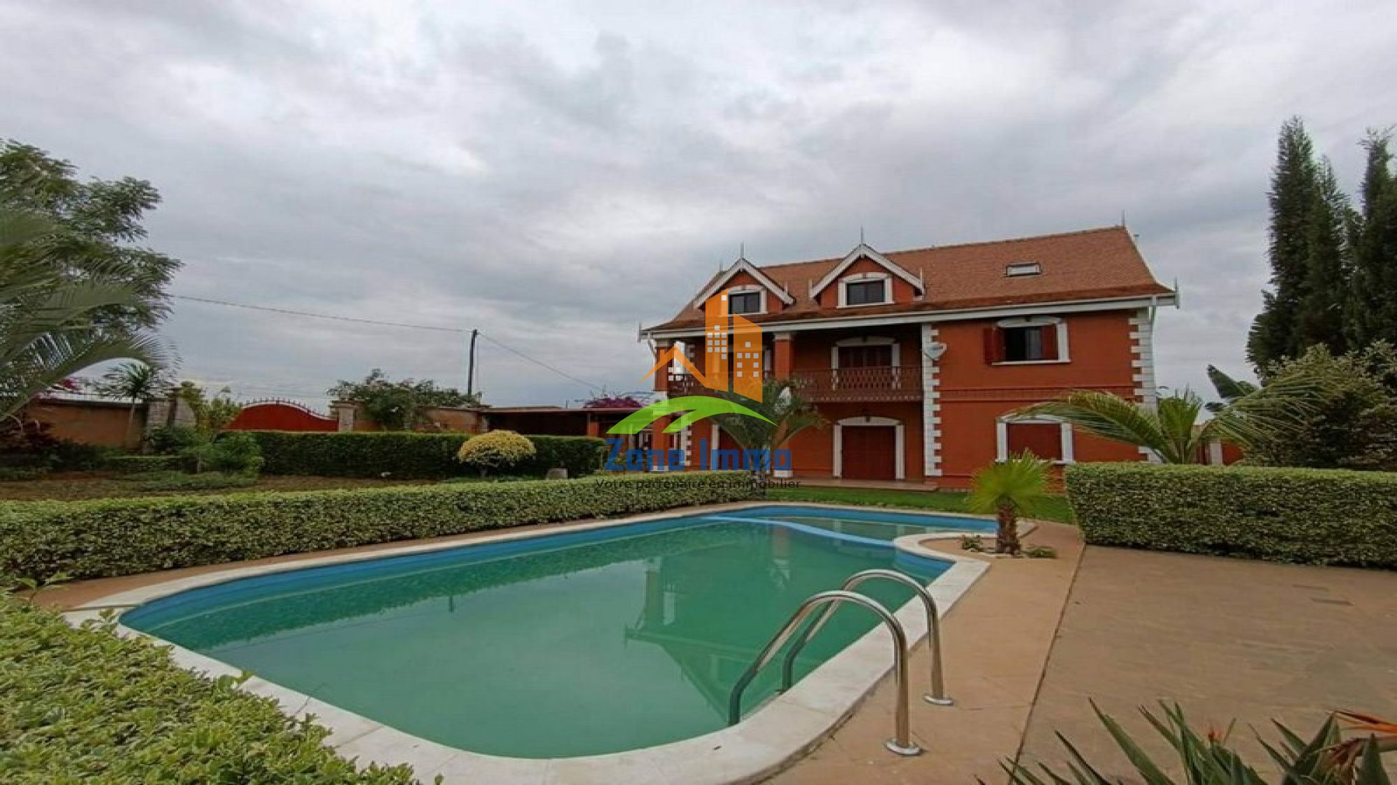 https://www.zoneimmo-mada.com/uploads/2019/09/11/a-louer-villa-a-etage-f7-avec-piscine-et-grand-jardin-pres-antanandrano-1682688436_1_25896_large.jpg