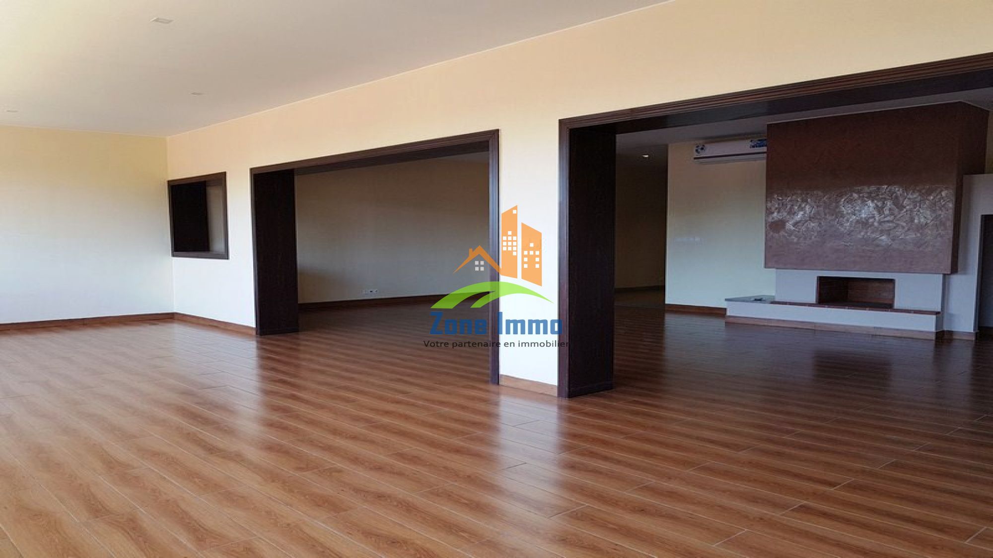 https://www.zoneimmo-mada.com/uploads/2019/09/16/a-louer-grand-appartement-t5-climatise-et-securise-a-androhibe-1568658396_1_46766_large.jpg