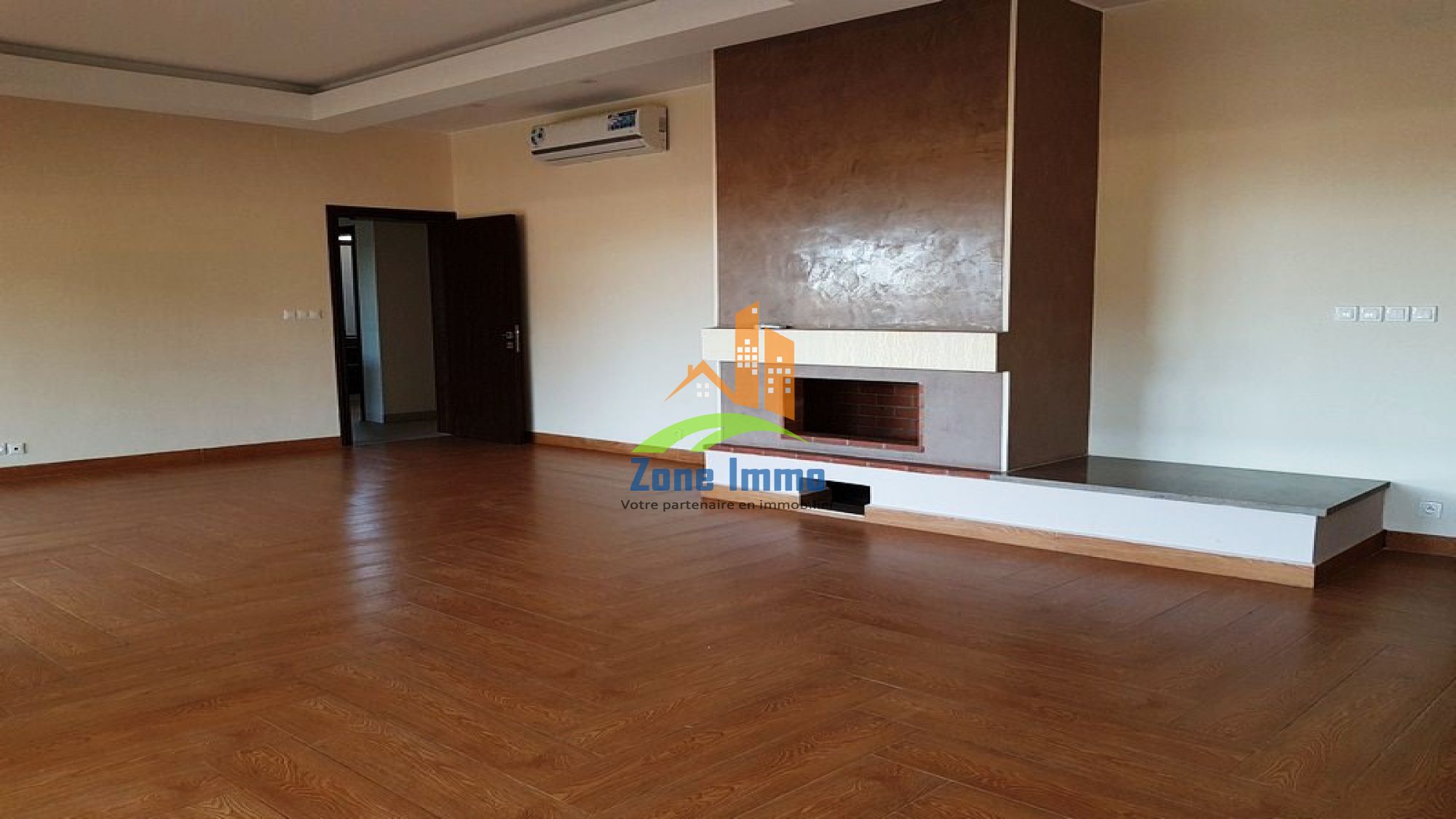 https://www.zoneimmo-mada.com/uploads/2019/09/16/a-louer-spacieux-appartement-t5-securise-a-androhibe-1568656243_1_70852_large.jpg