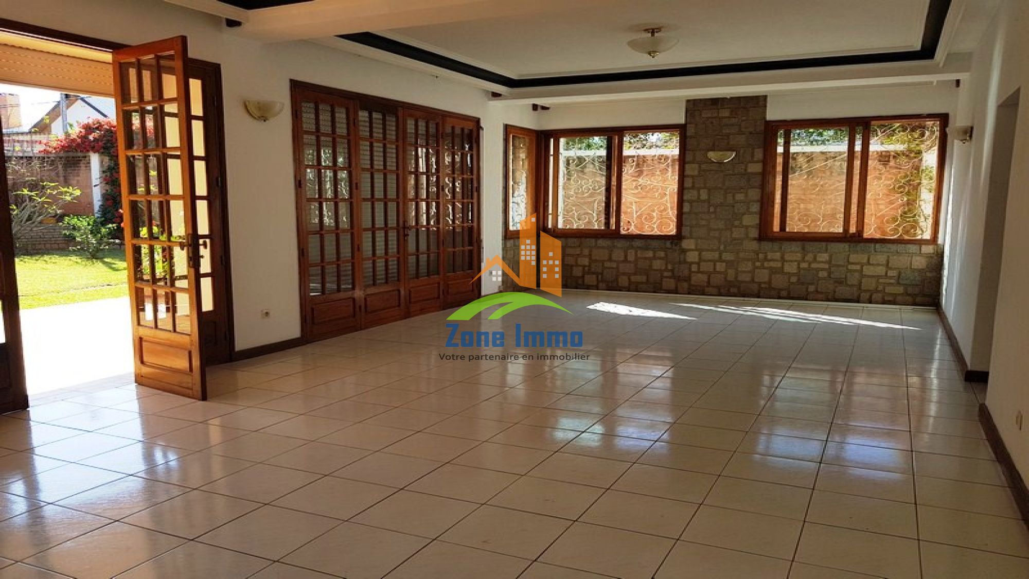 https://www.zoneimmo-mada.com/uploads/2019/10/04/a-louer-grande-villa-a-02-etages-f9-a-androhibe-1570293003_1_58073_large.jpg