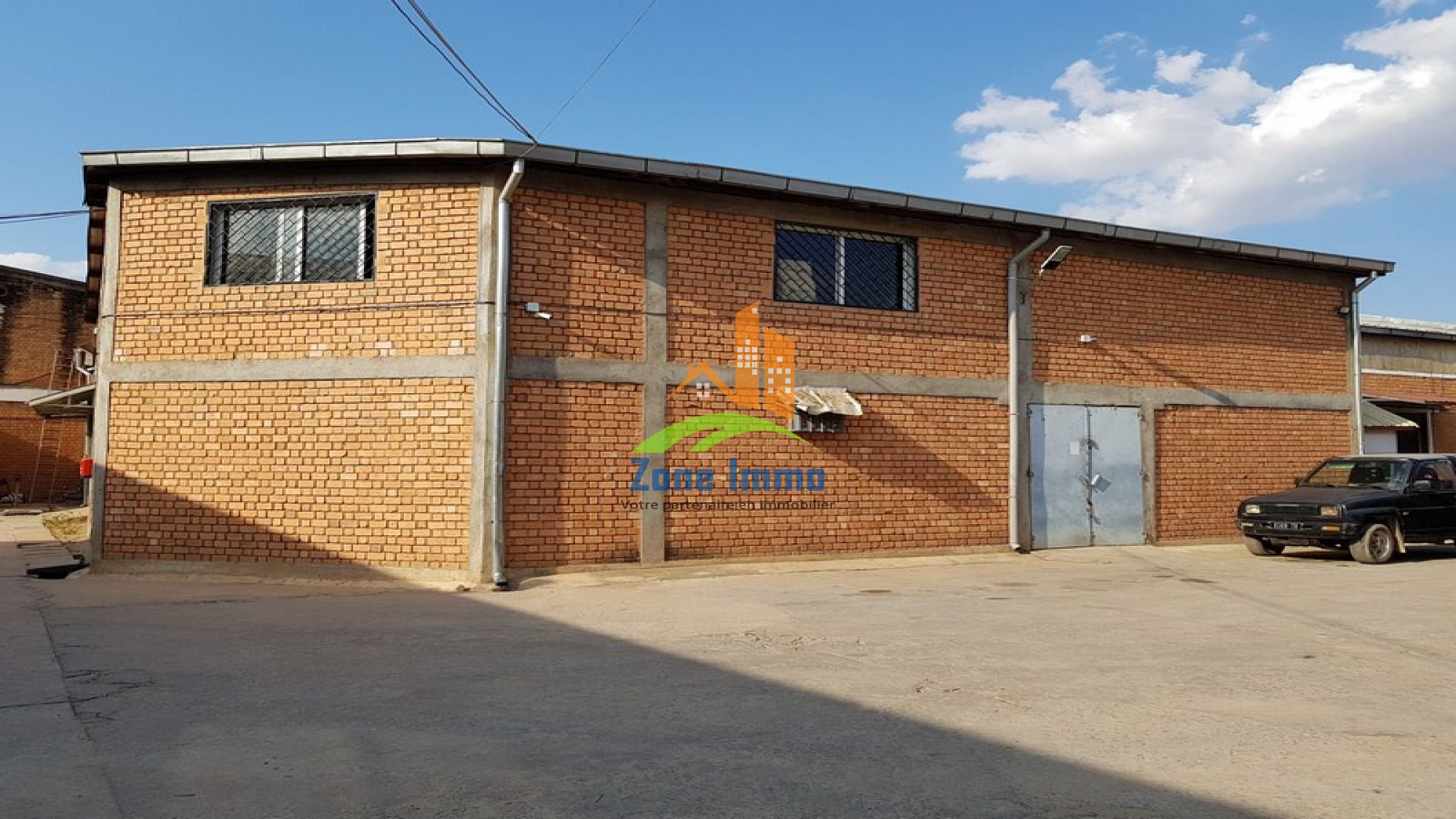 https://www.zoneimmo-mada.com/uploads/2019/11/04/a-louer-entrepot-depot-hangar-usine-de-75m-a-1-000m-a-ankorondrano-1572892503_1_21742_large.jpg