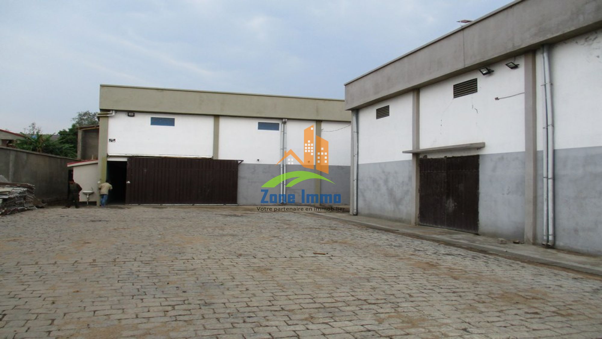 https://www.zoneimmo-mada.com/uploads/2019/11/25/a-vendre-03-entrepots-de-375m-sur-2-000m-de-te-ambohimangakely-1574694384_1_60188_large.jpg