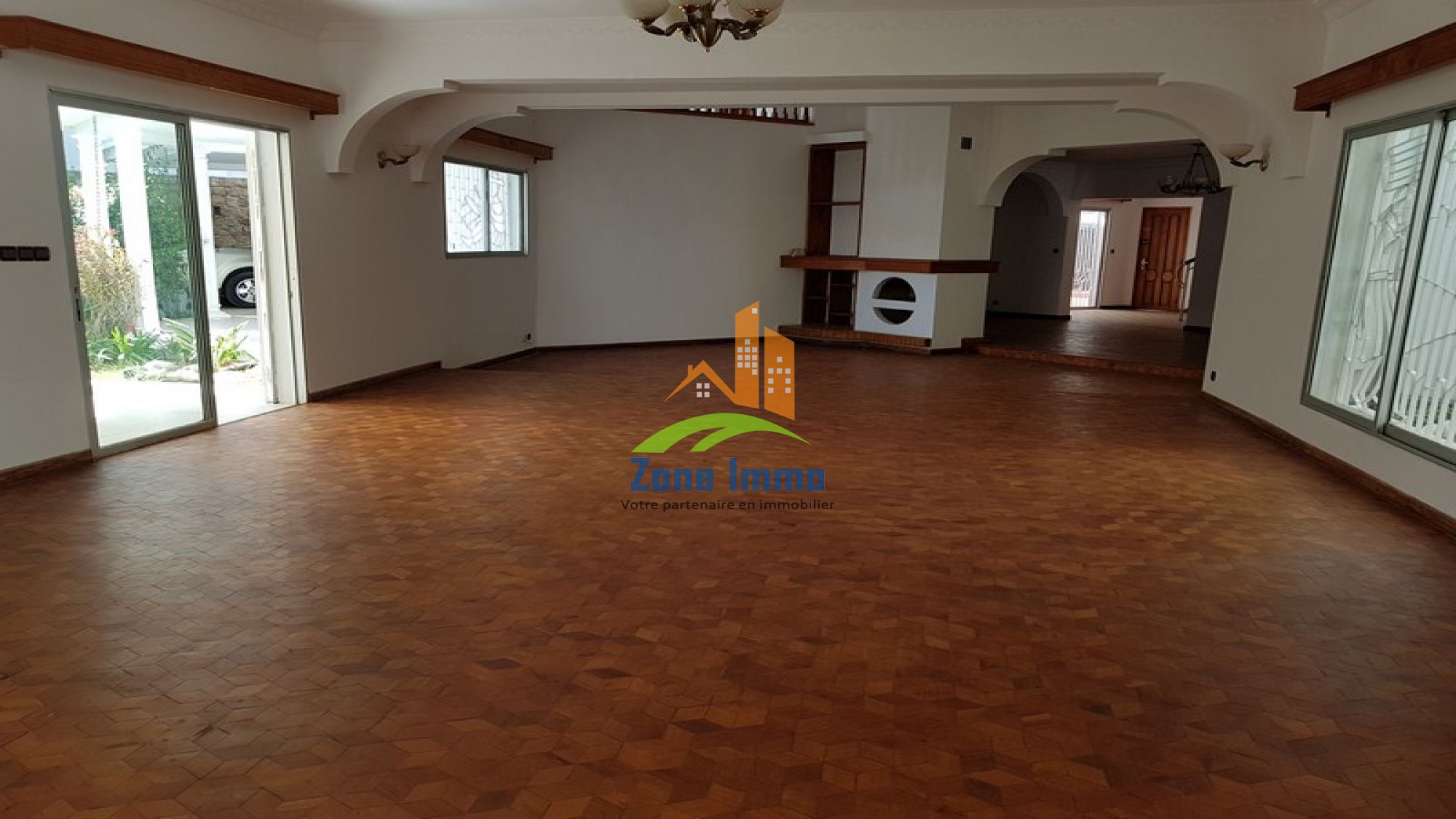 https://www.zoneimmo-mada.com/uploads/2020/01/24/a-louer-villa-f5-avec-jardin-generateur-et-cuve-d-eau-a-androhibe-1594741479_1_48425_large.jpg
