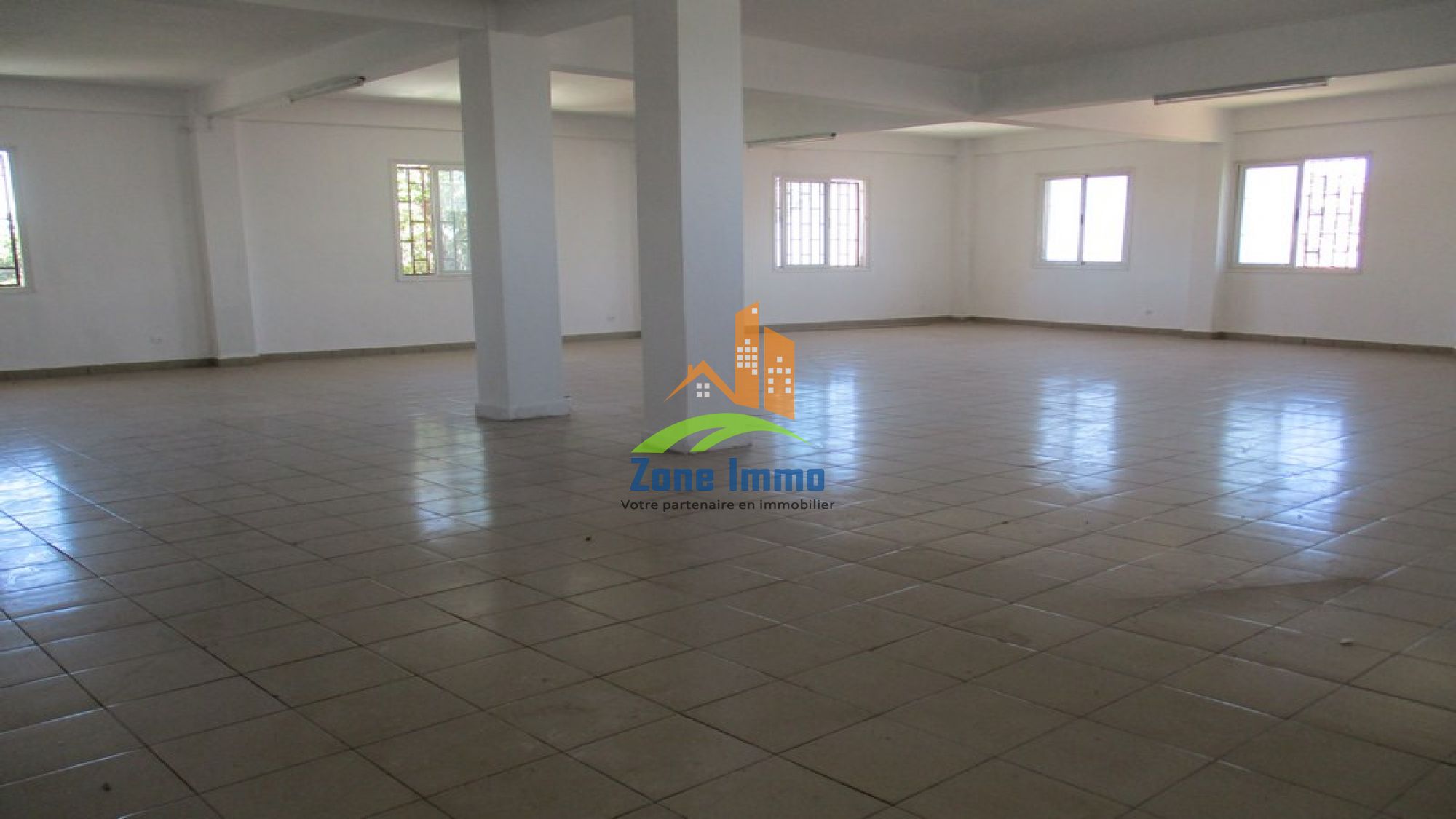 https://www.zoneimmo-mada.com/uploads/2020/02/18/a-louer-local-professionnel-bureau-de-200m-a-nord-antanimora-1582046626_1_17697_large.jpg