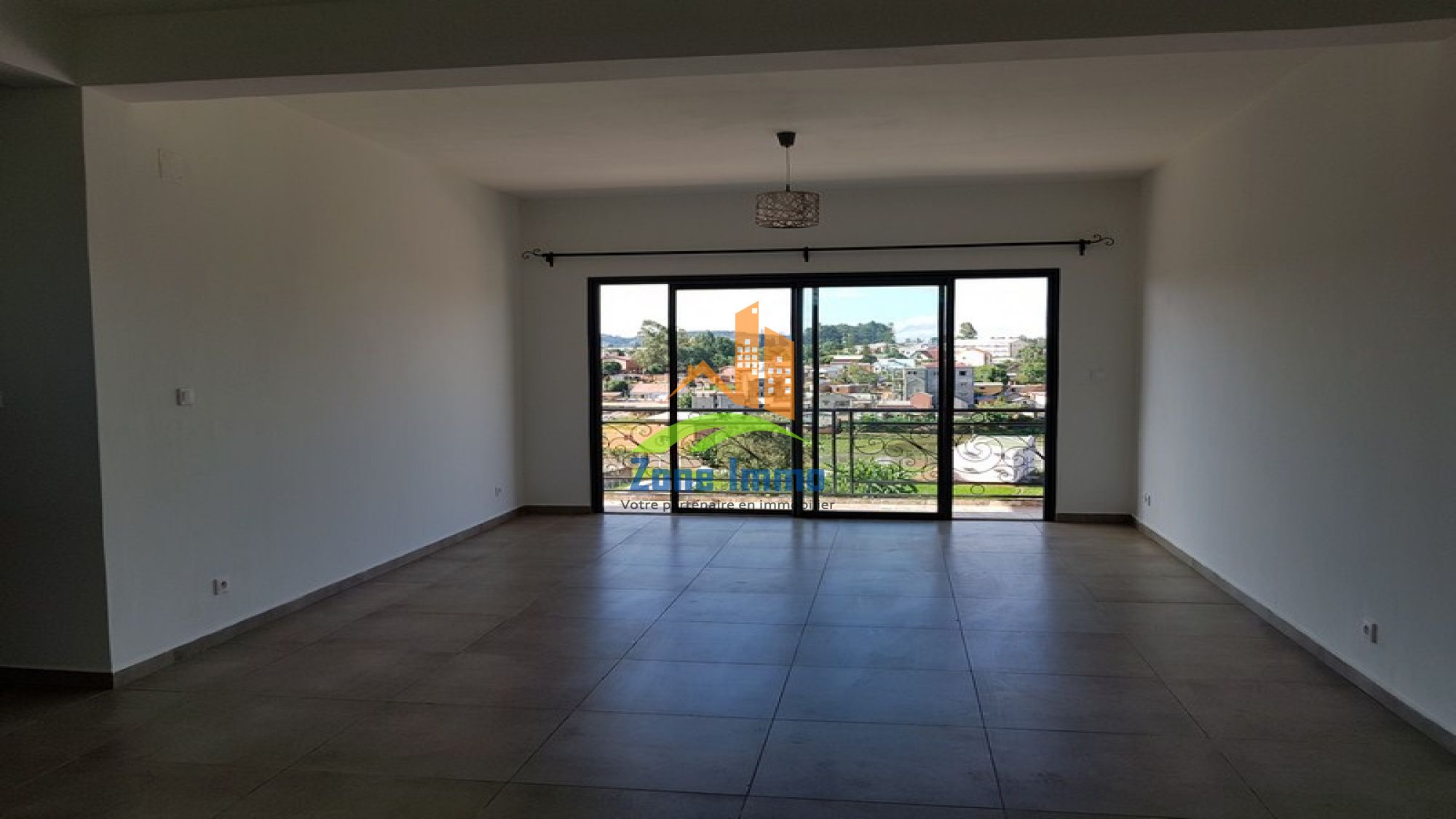 https://www.zoneimmo-mada.com/uploads/2020/03/02/a-louer-bel-appartement-t4-avec-mandrosoa-ivato-1583175502_1_76530_large.jpg