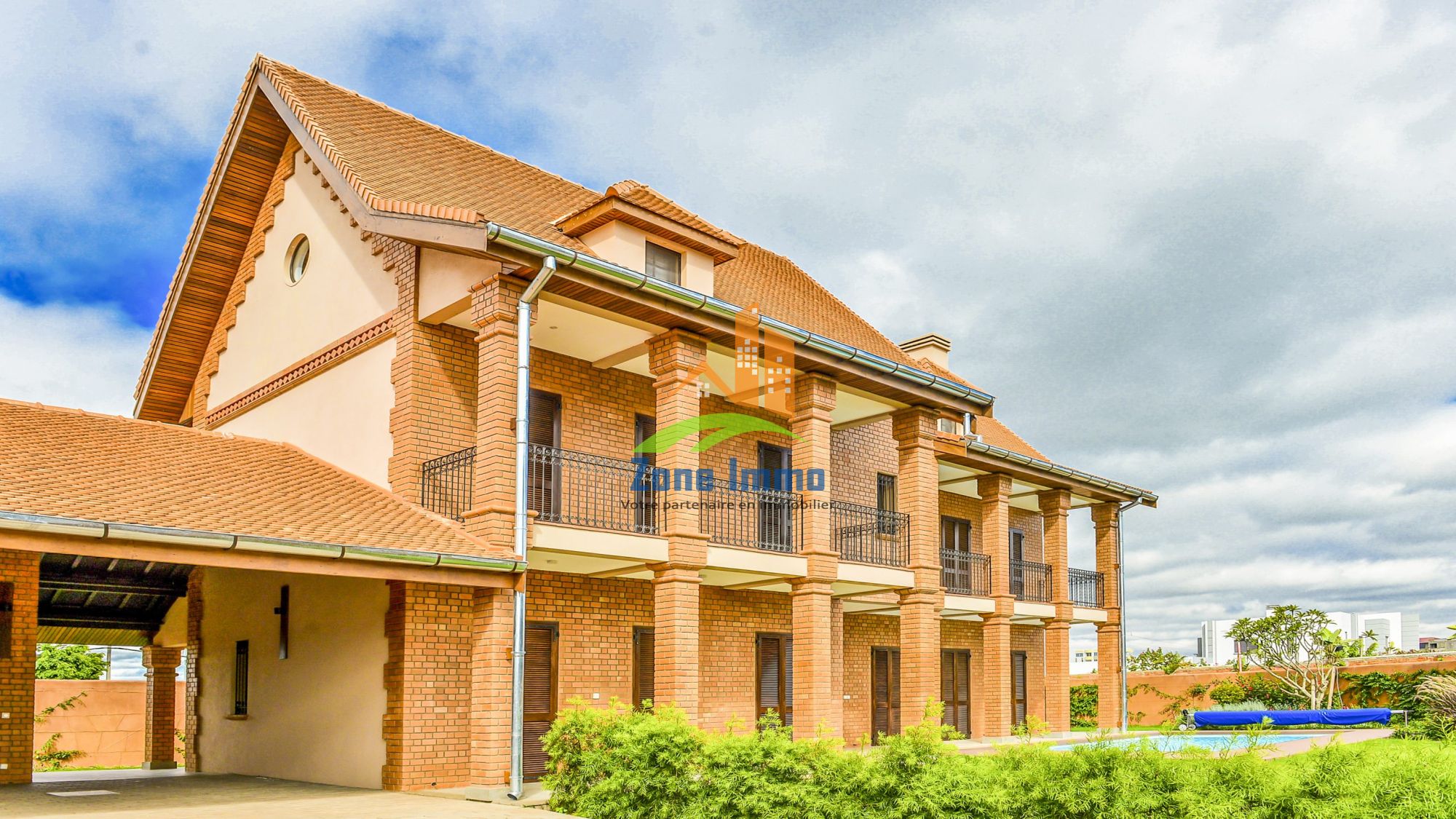 https://www.zoneimmo-mada.com/uploads/2020/03/04/a-louer-villa-f6-semi-meublee-vide-avec-piscine-ankorondrano-1706015879_1_85960_large.jpg