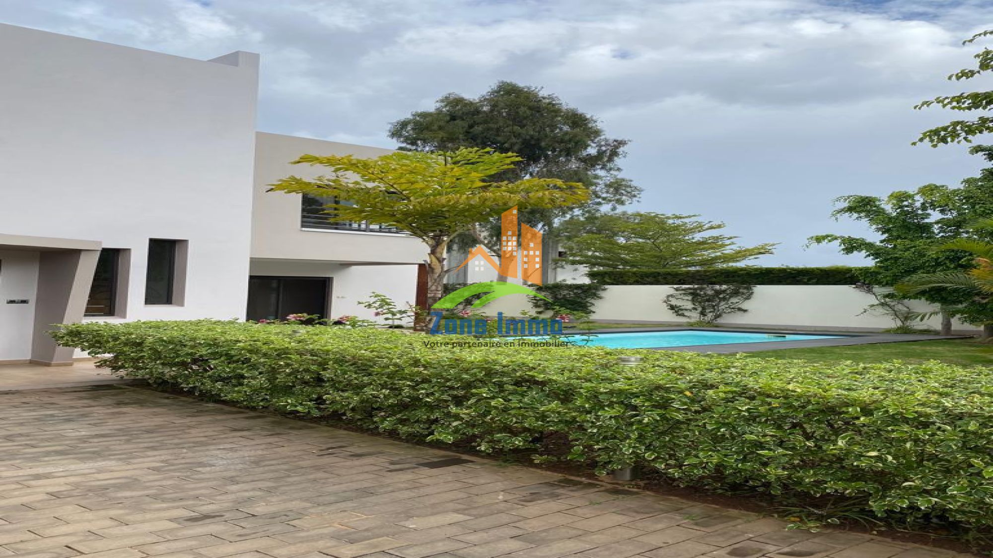 https://www.zoneimmo-mada.com/uploads/2020/04/19/a-vendre-villa-moderne-f4-avec-piscine-a-ankadimbahoaka-1764269338_1_70387_large.jpeg