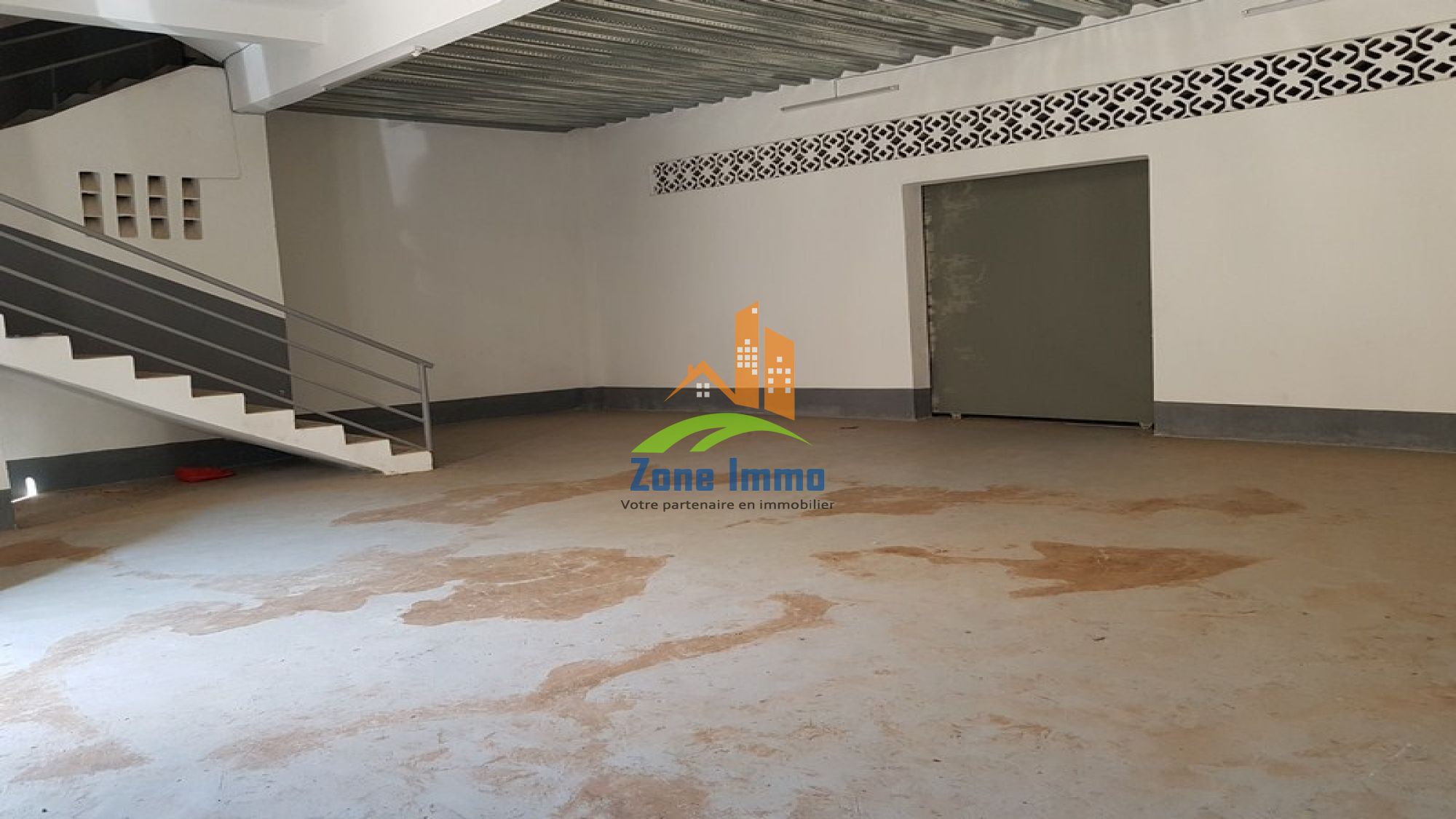 https://www.zoneimmo-mada.com/uploads/2020/05/15/a-louer-entrepots-securises-de-400m-et-de-600m-au-choix-a-anosizato-1597046795_1_56528_large.jpg