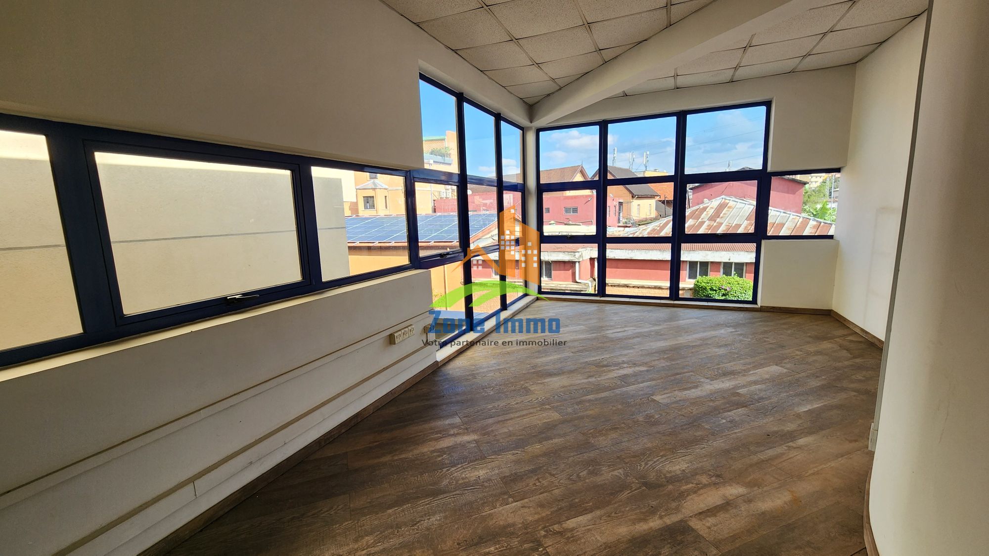 https://www.zoneimmo-mada.com/uploads/2020/05/22/a-louer-showroom-et-locaux-professionnels-securise-ankorondrano-1781729681_1_71039_large.jpg