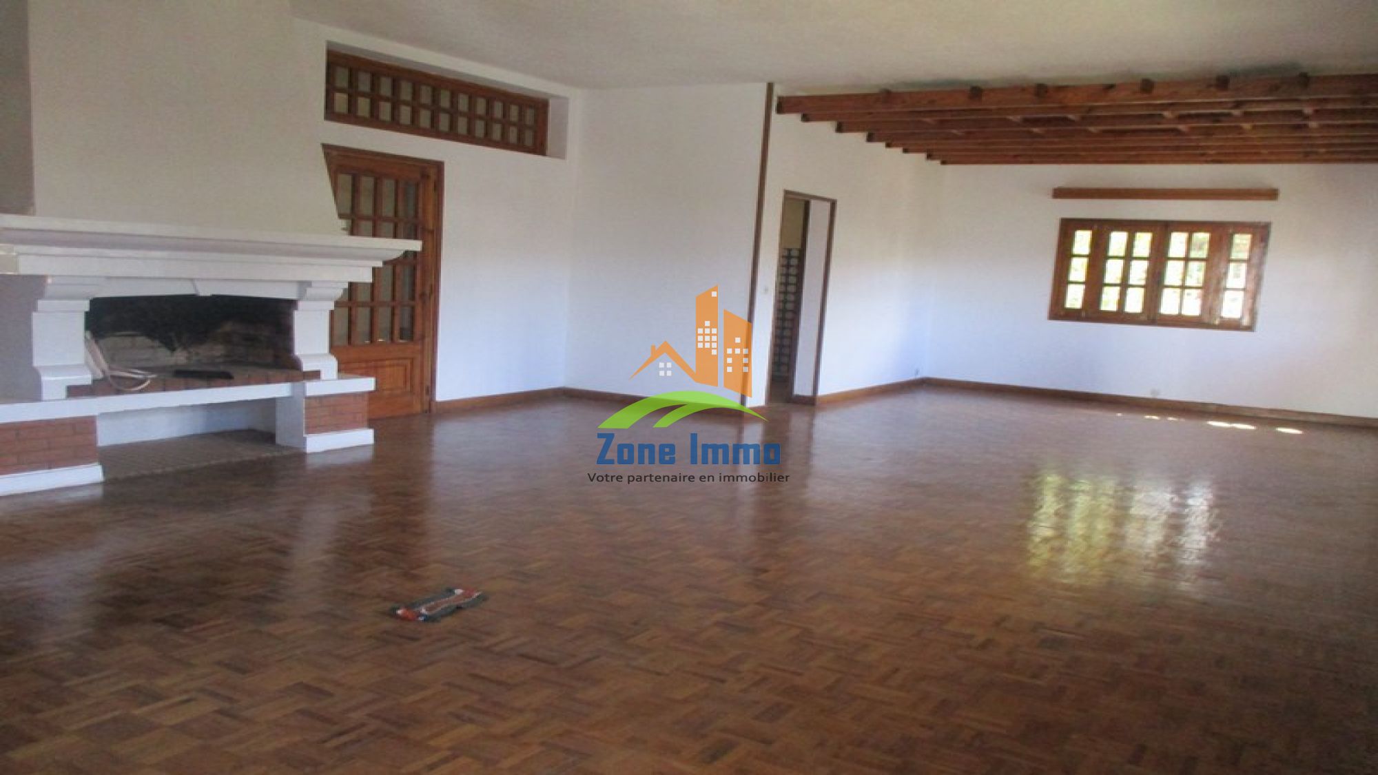 https://www.zoneimmo-mada.com/uploads/2020/07/08/a-louer-grande-villa-a-etage-analamahitsy-tanana-1594190330_1_51246_large.jpg