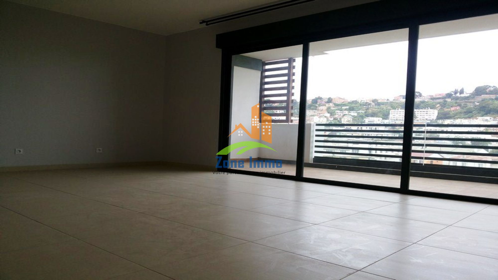 https://www.zoneimmo-mada.com/uploads/2020/07/30/a-vendre-appartement-t3-securise-ampahibe-cite-planton-1596115953_1_31066_large.jpg