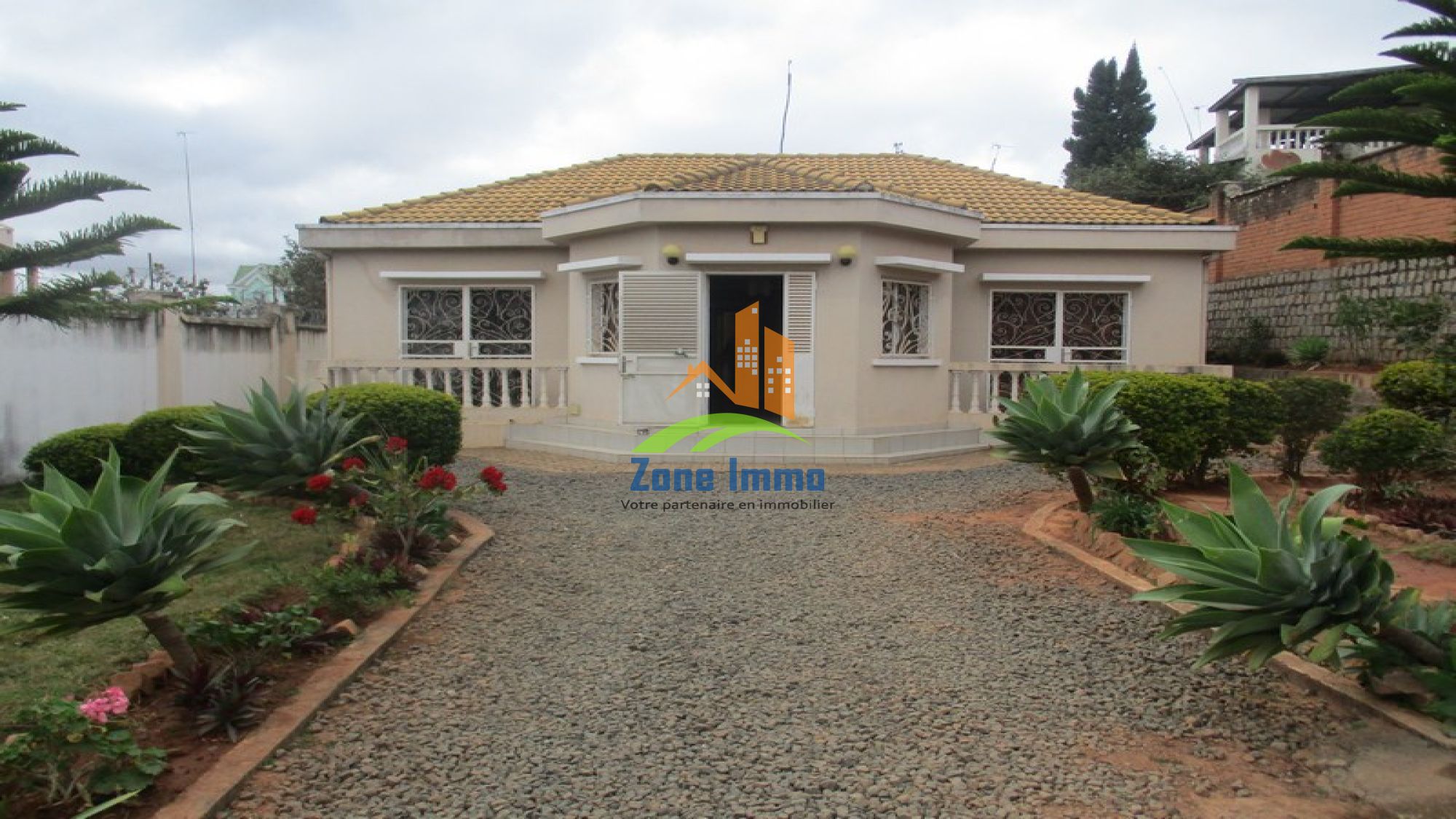 https://www.zoneimmo-mada.com/uploads/2020/08/05/a-vendre-villa-plain-pied-f4-ilaivola-ivato-1699005435_2_25889_large.jpg
