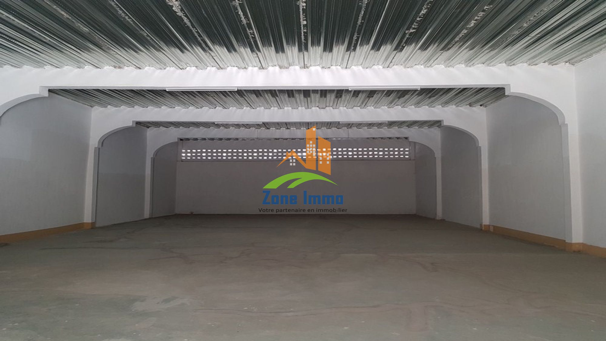 https://www.zoneimmo-mada.com/uploads/2020/08/26/a-louer-entrepots-securises-de-500m-et-de-600m-au-rdc-a-anosizato-1598446406_1_78620_large.jpg