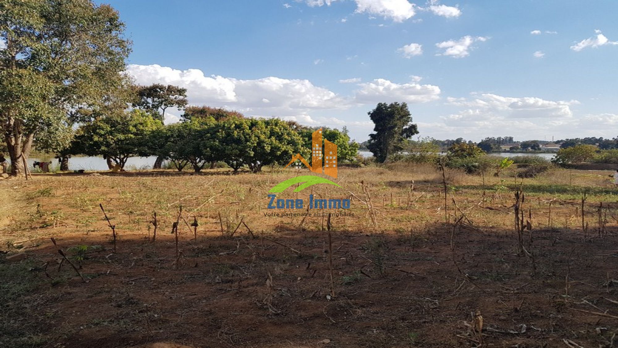 https://www.zoneimmo-mada.com/uploads/2020/09/08/a-vendre-beau-terrain-plat-et-cloture-de-7-188m-pied-ilaivola-ivato-1599545972_1_87719_large.jpg