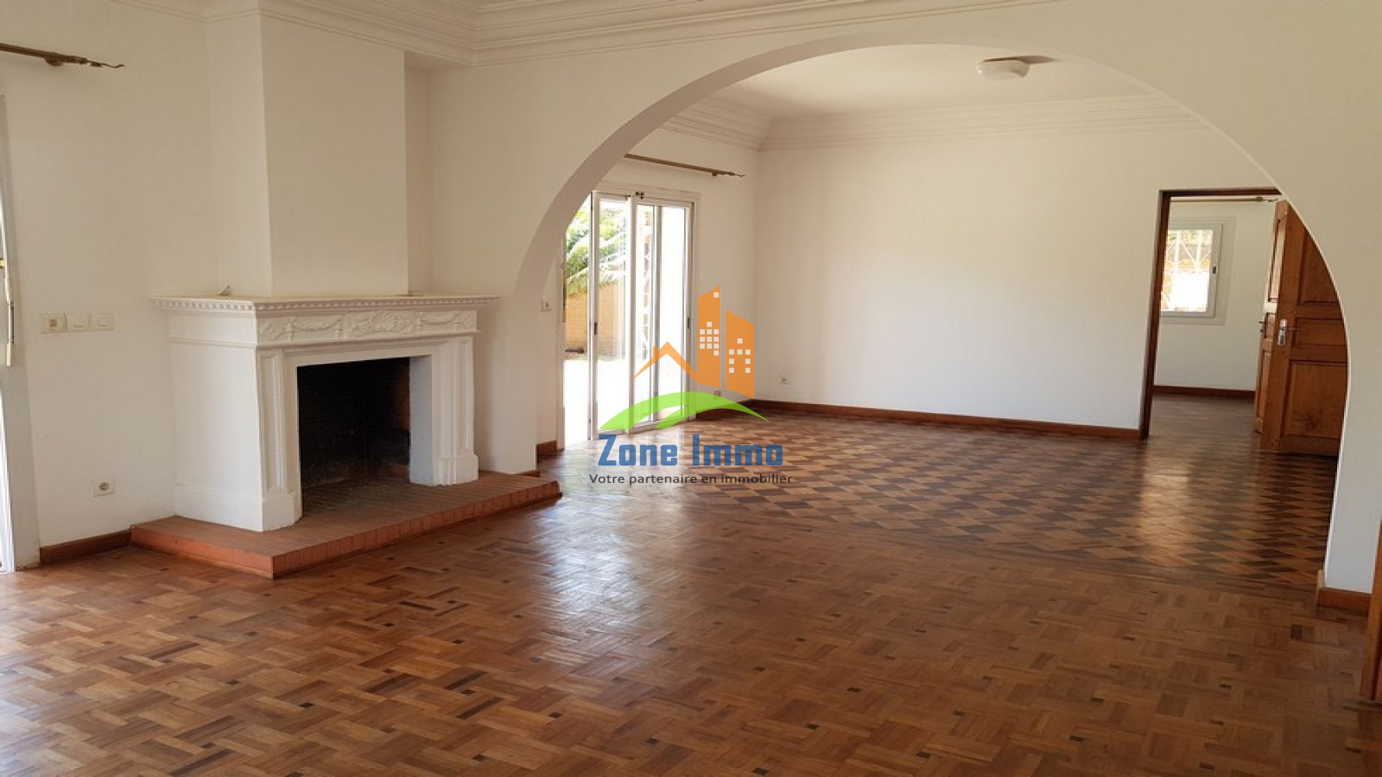 https://www.zoneimmo-mada.com/uploads/2020/09/21/a-louer-villa-a-etage-f5-avec-piscine-et-generateur-proche-androhibe-1600698031_1_37916_large.jpg