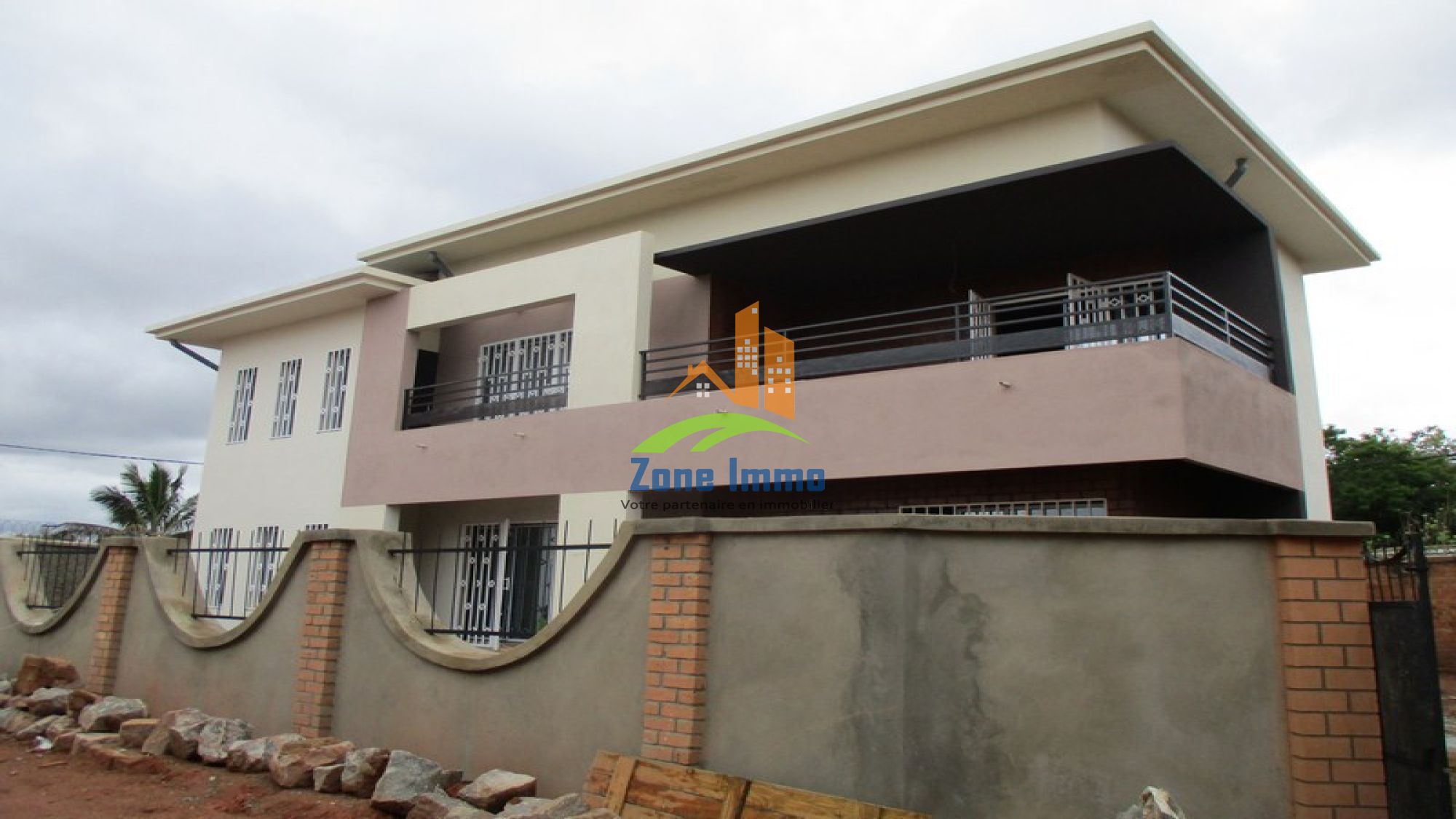 https://www.zoneimmo-mada.com/uploads/2020/12/04/a-louer-belle-villa-f5-a-etage-a-andoharanofotsy-1716358415_1_91988_large.jpg