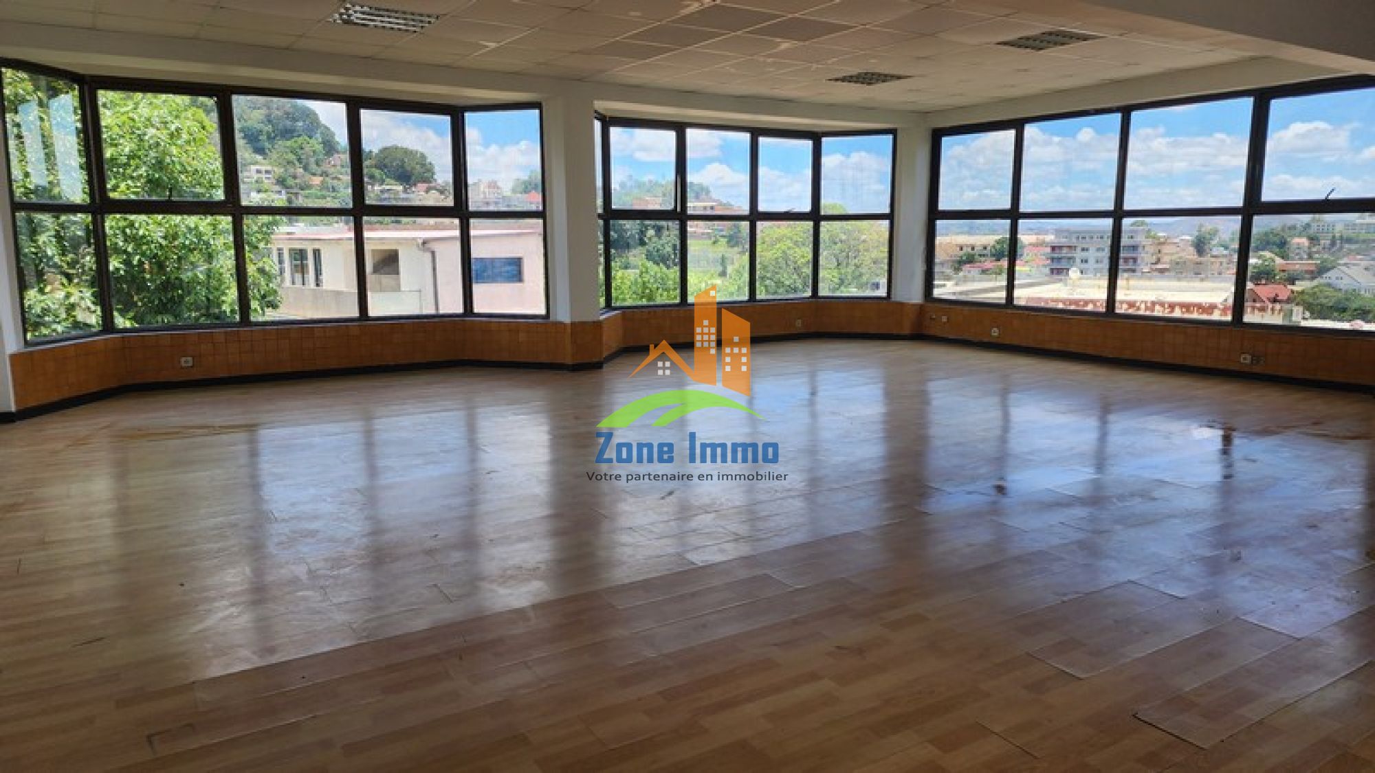 https://www.zoneimmo-mada.com/uploads/2021/02/12/a-louer-locaux-professionnels-de-120m-au-choix-a-ambaranjana-1702400975_1_53172_large.jpg