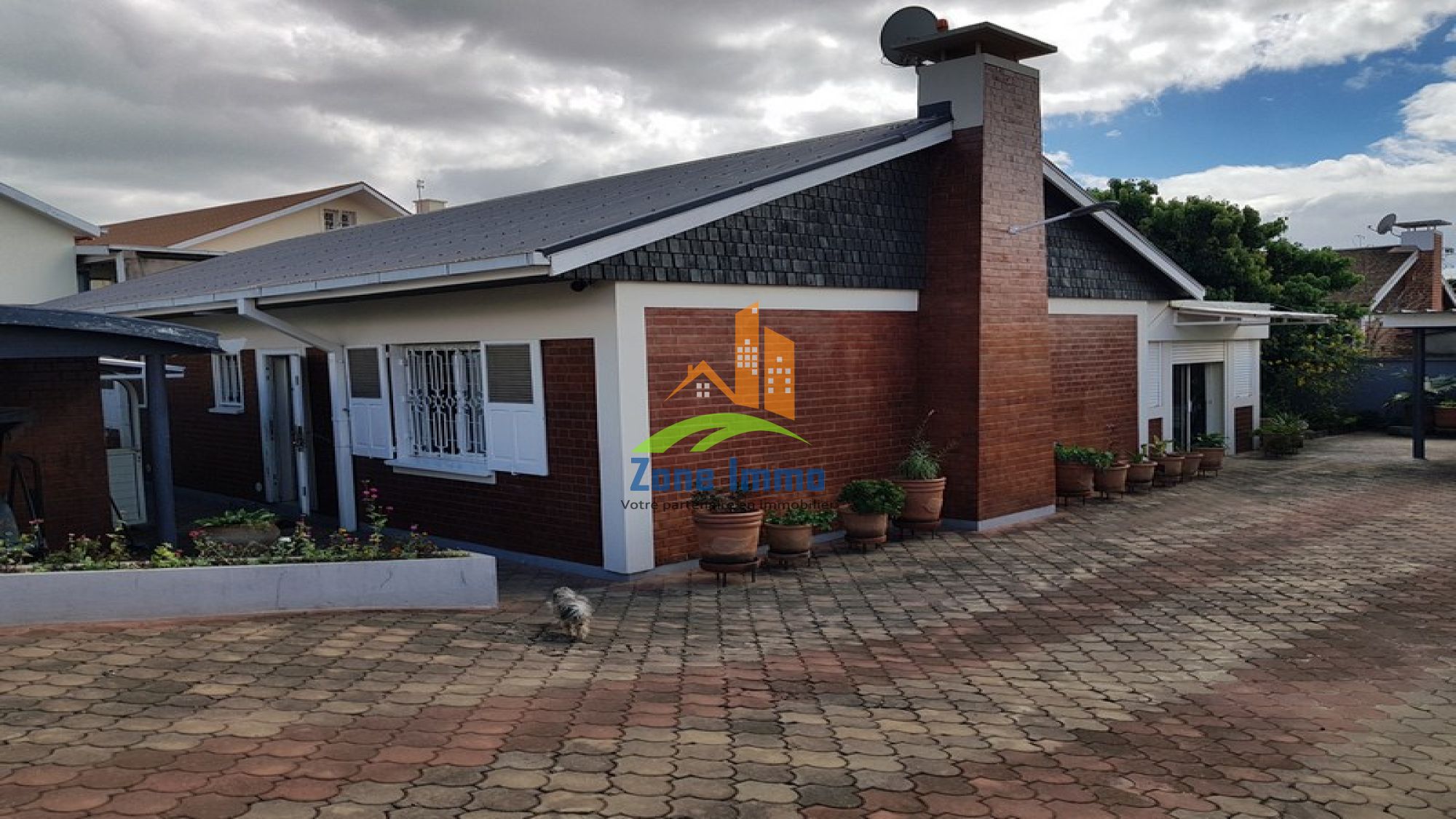 https://www.zoneimmo-mada.com/uploads/2021/02/15/a-louer-villa-basse-f4-securisee-a-soavina-tanjombato-1778657232_1_52184_large.jpg