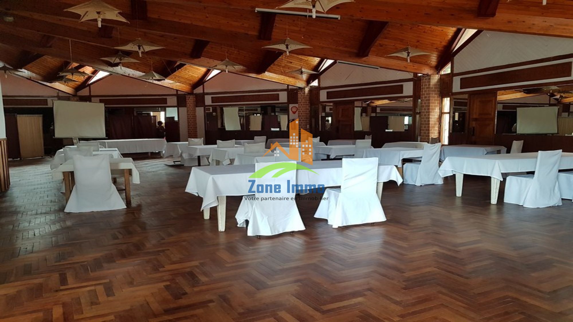 https://www.zoneimmo-mada.com/uploads/2021/02/23/a-louer-open-space-de-400m-au-rdc-a-tsiadana-1614618773_1_8334_large.jpg