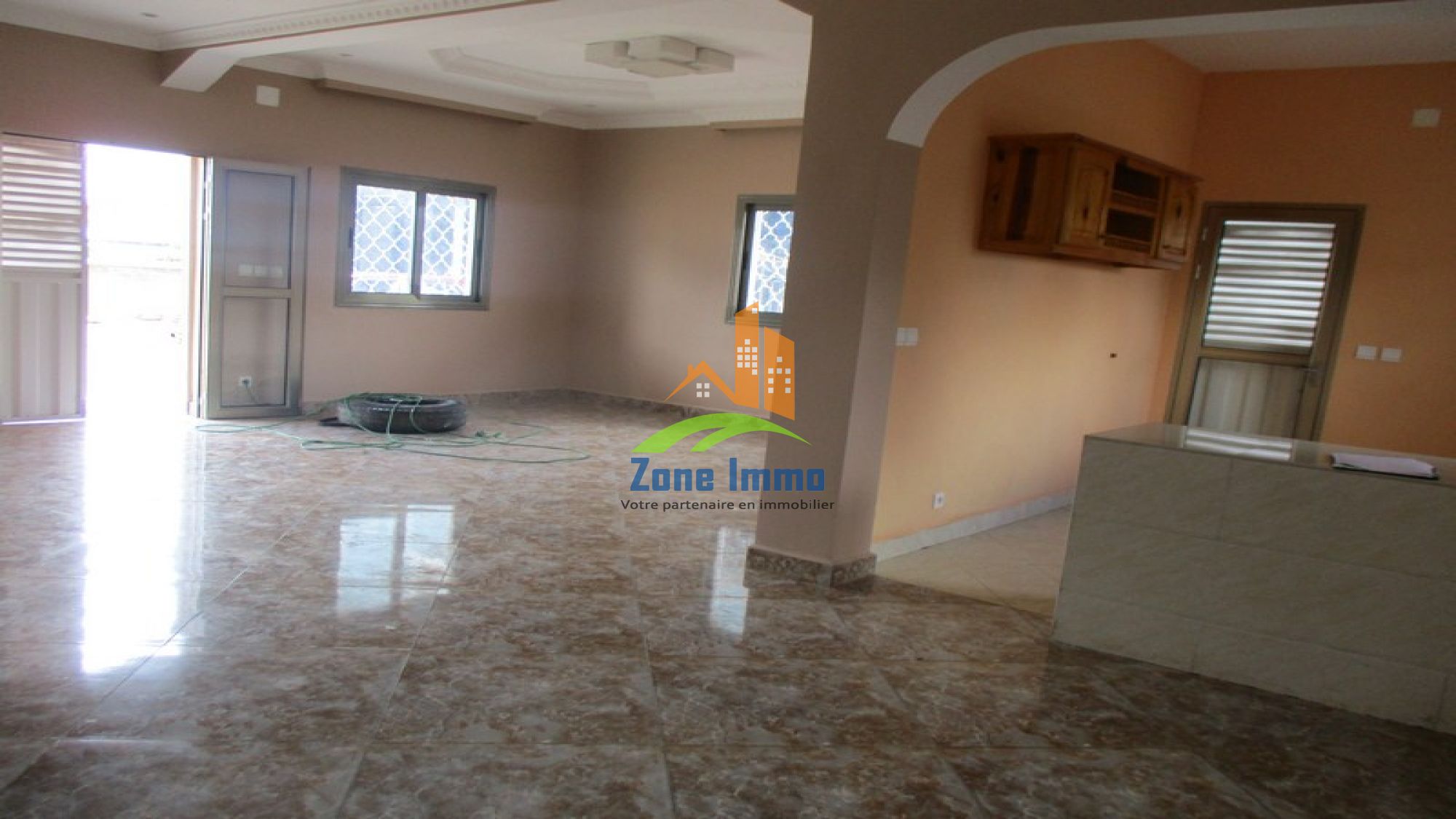https://www.zoneimmo-mada.com/uploads/2021/03/03/a-louer-appartement-t4-en-duplex-a-ambohijanaka-1614755986_1_84434_large.jpg