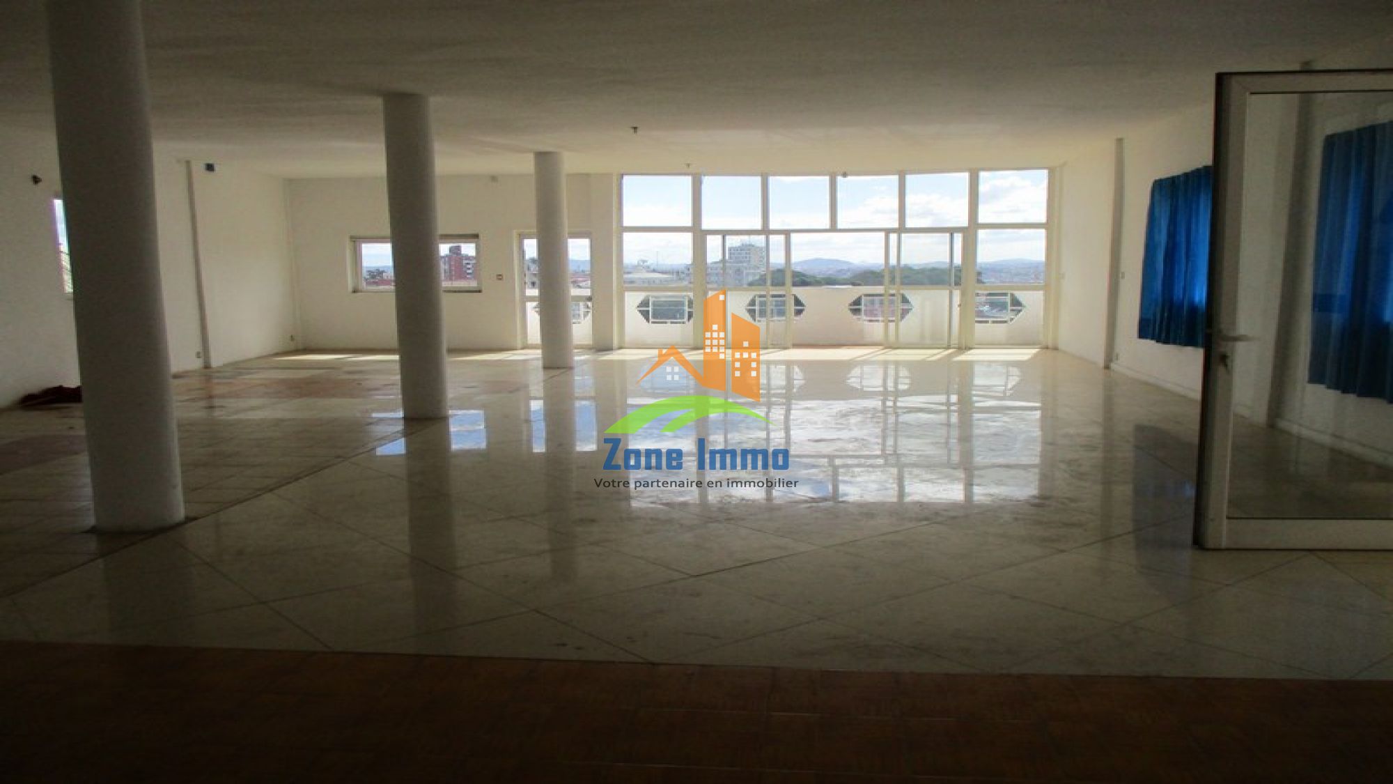 https://www.zoneimmo-mada.com/uploads/2021/03/03/a-louer-open-spaces-au-choix-de-150m-et-de-200m-a-faravohitra-1614754608_1_65046_large.jpg