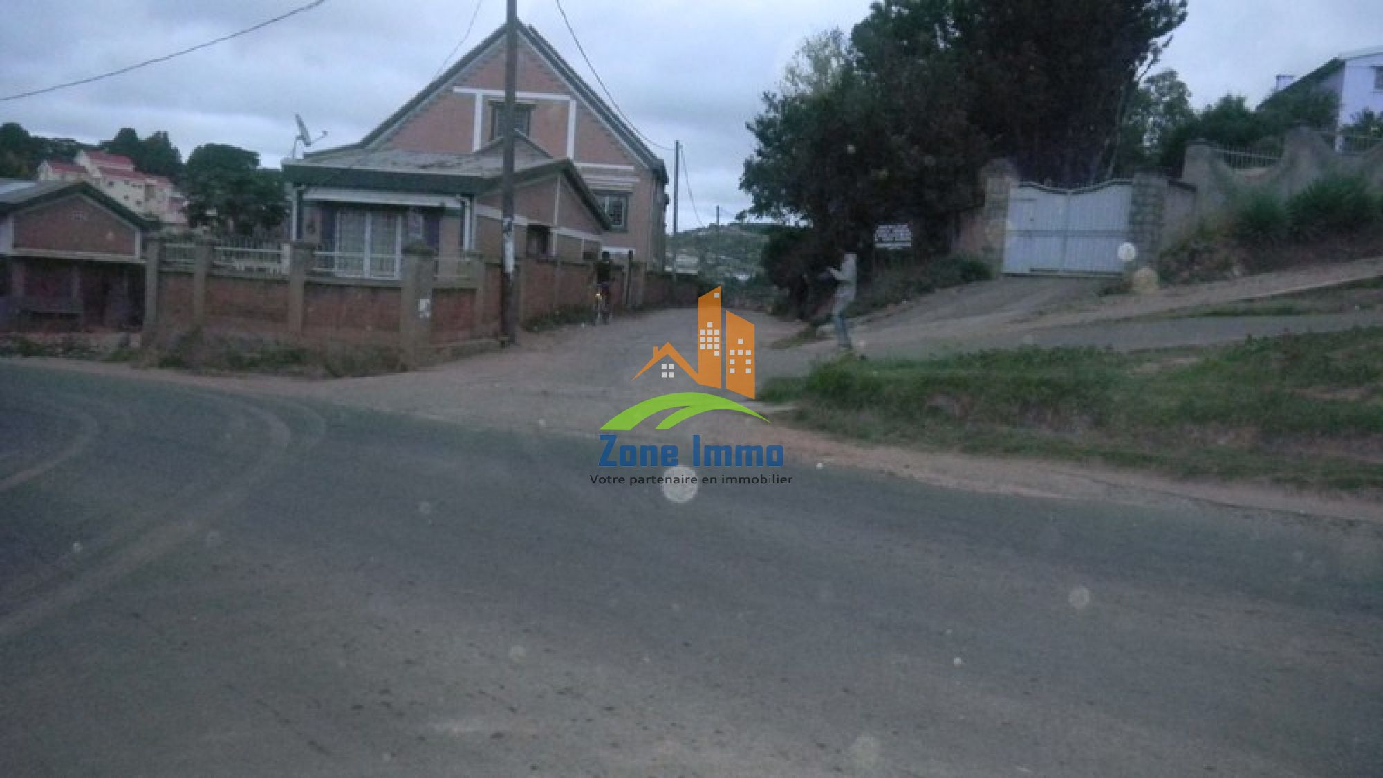 https://www.zoneimmo-mada.com/uploads/2021/05/05/a-vendre-terrains-de-1-800m-et-de-6-300m-a-anjomakely-andohony-1620203049_1_65355_large.jpg