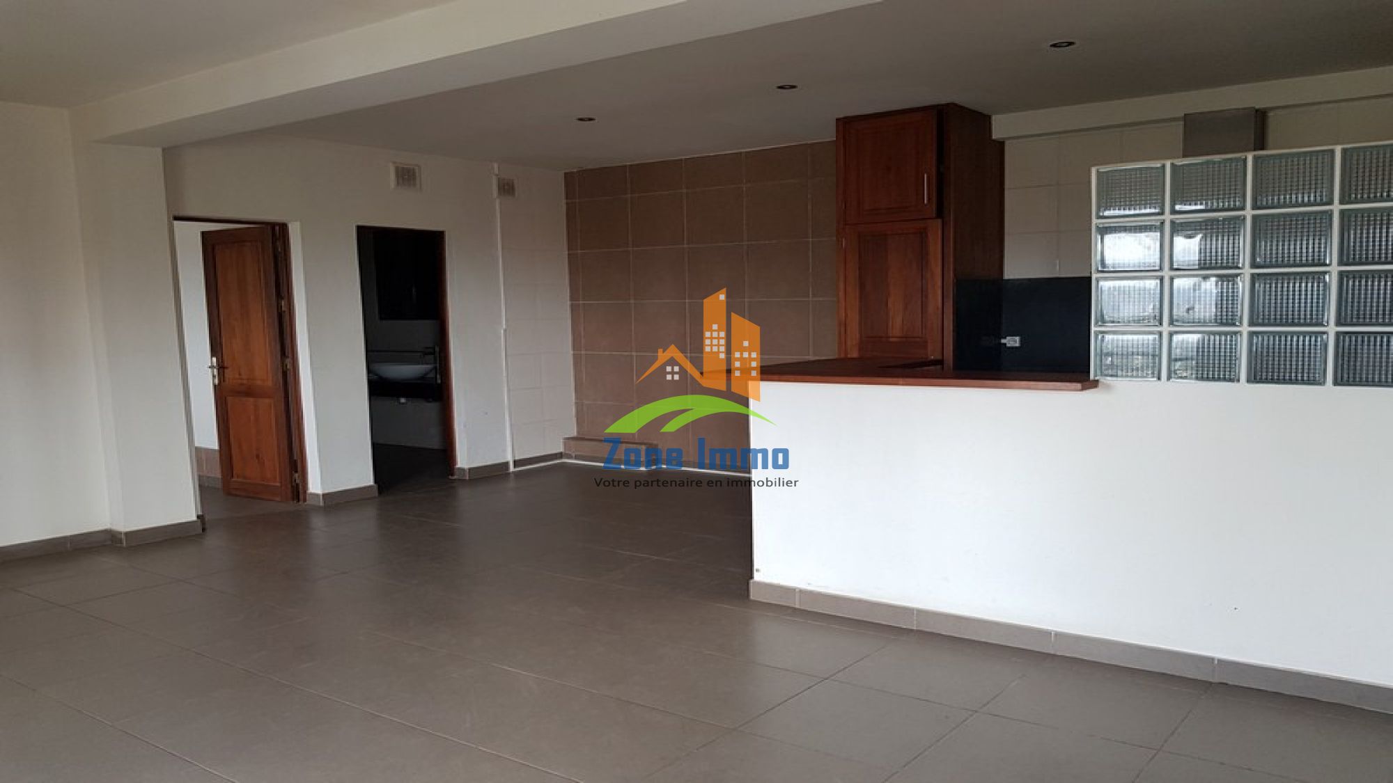 https://www.zoneimmo-mada.com/uploads/2021/05/10/a-vendre-appartement-t3-de-75m-securi-ambohimitsimbina-1620652356_1_95640_large.jpg