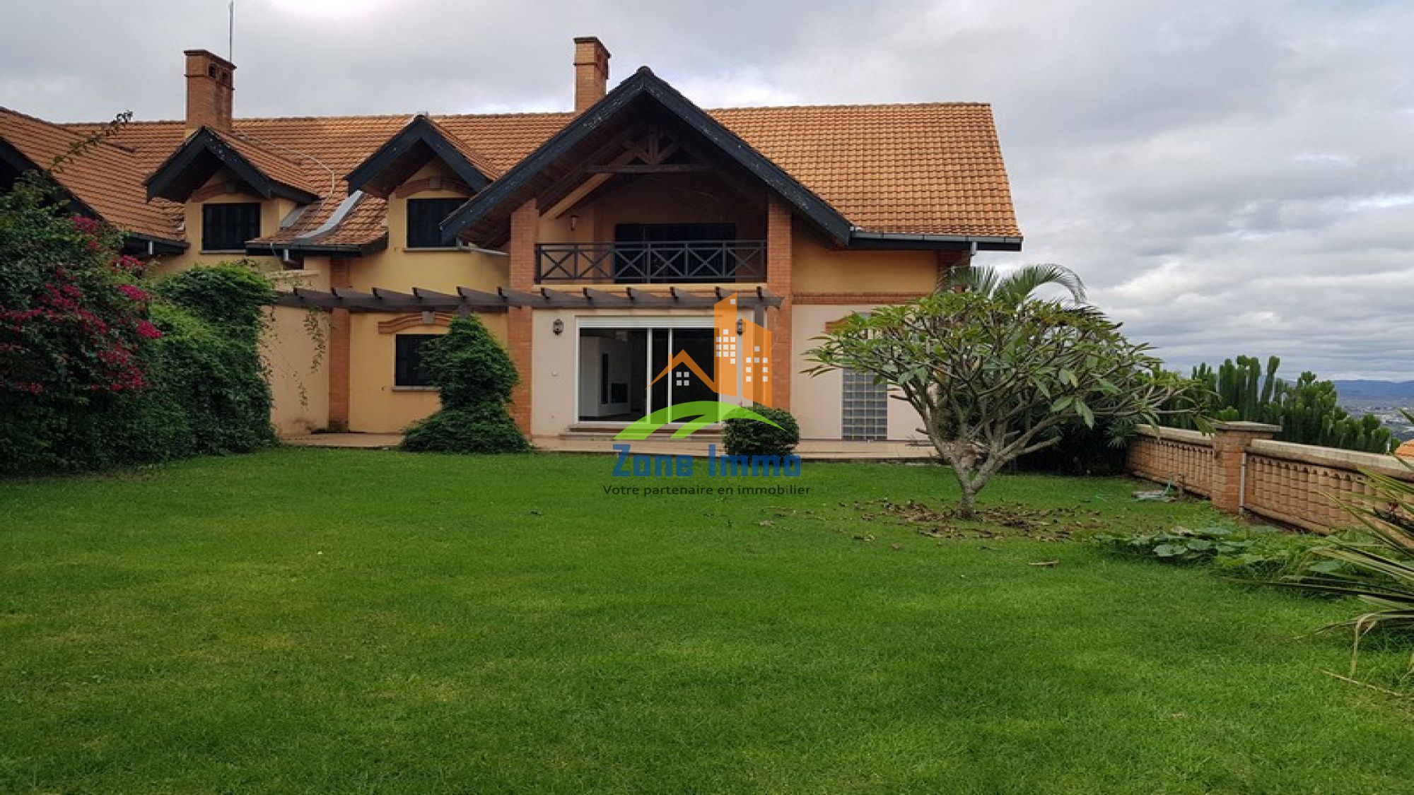 https://www.zoneimmo-mada.com/uploads/2021/05/10/a-vendre-maisons-f5-avec-jardin-et-belle-vue-au-cho-ambohimitsimbina-1768415503_1_6709_large.jpg