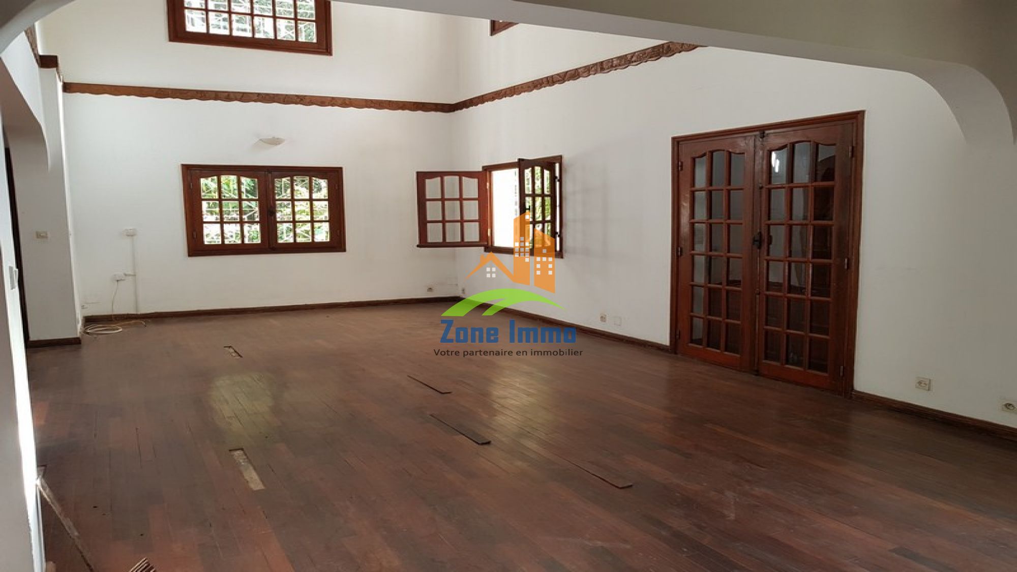 https://www.zoneimmo-mada.com/uploads/2021/05/25/a-louer-villa-a-etage-f6-securisee-a-ambohimiandra-1623328536_1_38_large.jpg