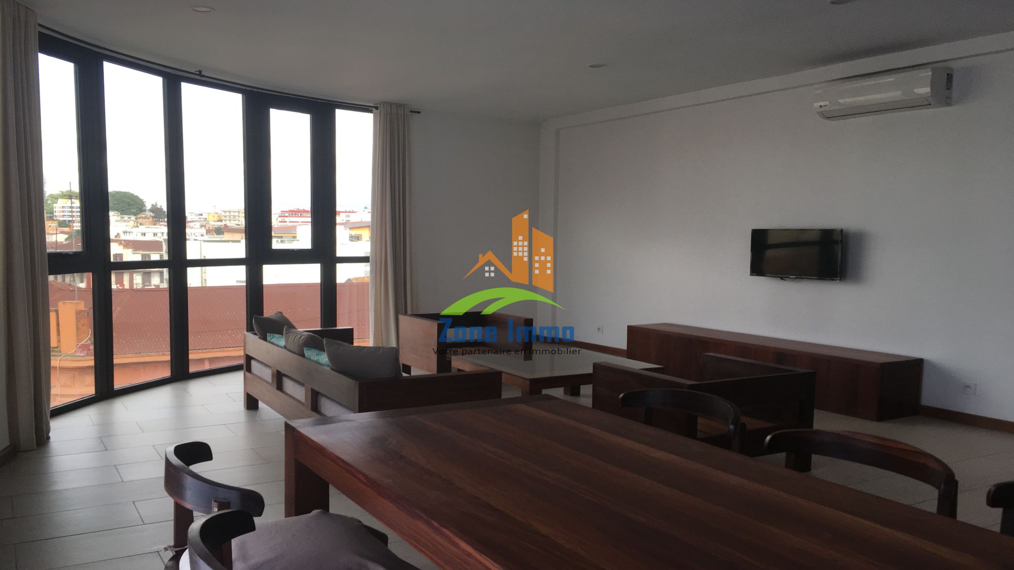 https://www.zoneimmo-mada.com/uploads/2021/06/04/a-louer-appartement-t3-meuble-en-centre-ville-a-antsahavola-1622791457_1_64034_large.jpg