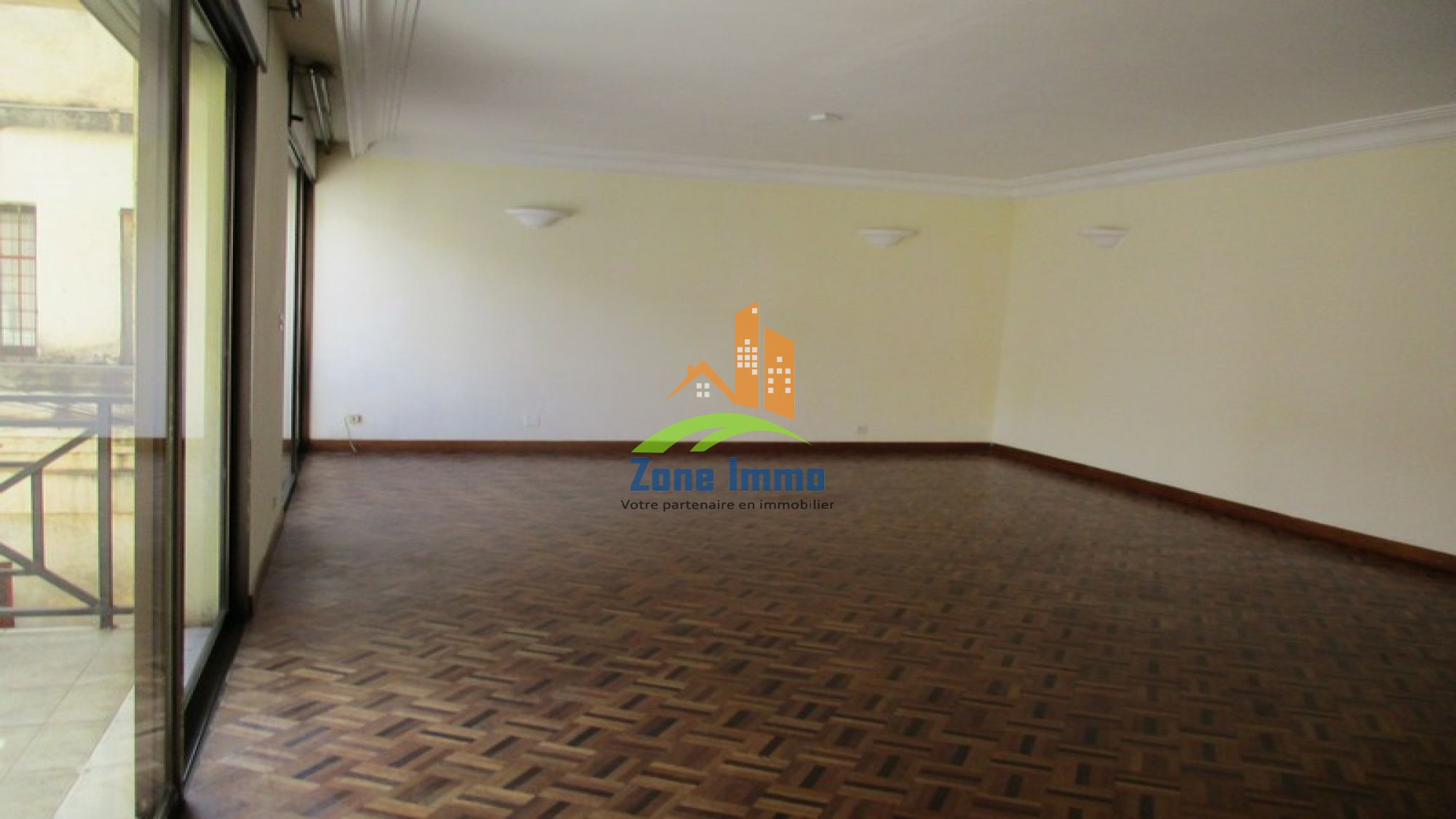 https://www.zoneimmo-mada.com/uploads/2021/06/21/a-louer-appartement-t4-securise-en-plei-ampasamadinika-1624279733_1_24558_large.jpg