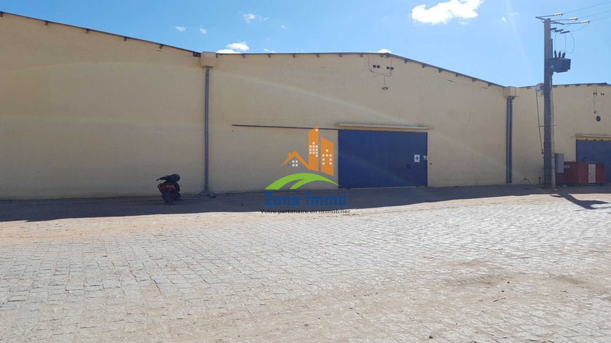 https://www.zoneimmo-mada.com/uploads/2021/07/07/a-louer-entrepot-espace-de-stockage-hangar-usine-de-200m-tanjombato-1625681284_1_8371_large.jpg