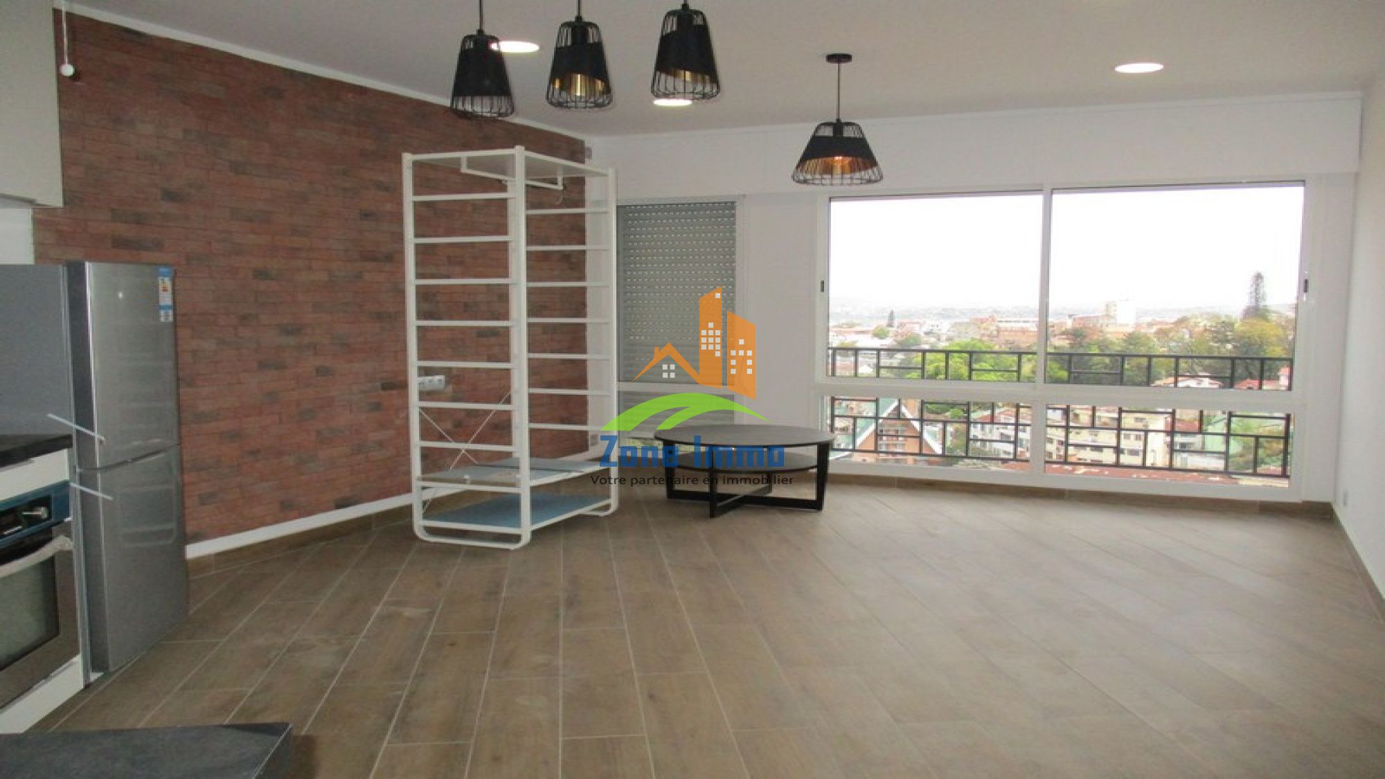 https://www.zoneimmo-mada.com/uploads/2021/09/27/a-louer-appartement-t4-avec-parking-couvert-en-ambatonakanga-1633081025_1_11651_large.jpg