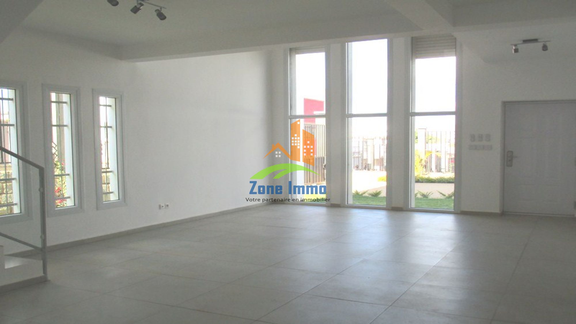 https://www.zoneimmo-mada.com/uploads/2021/10/27/a-louer-villa-a-etage-f5-a-ambohijanaka-1635337163_1_6953_large.jpg