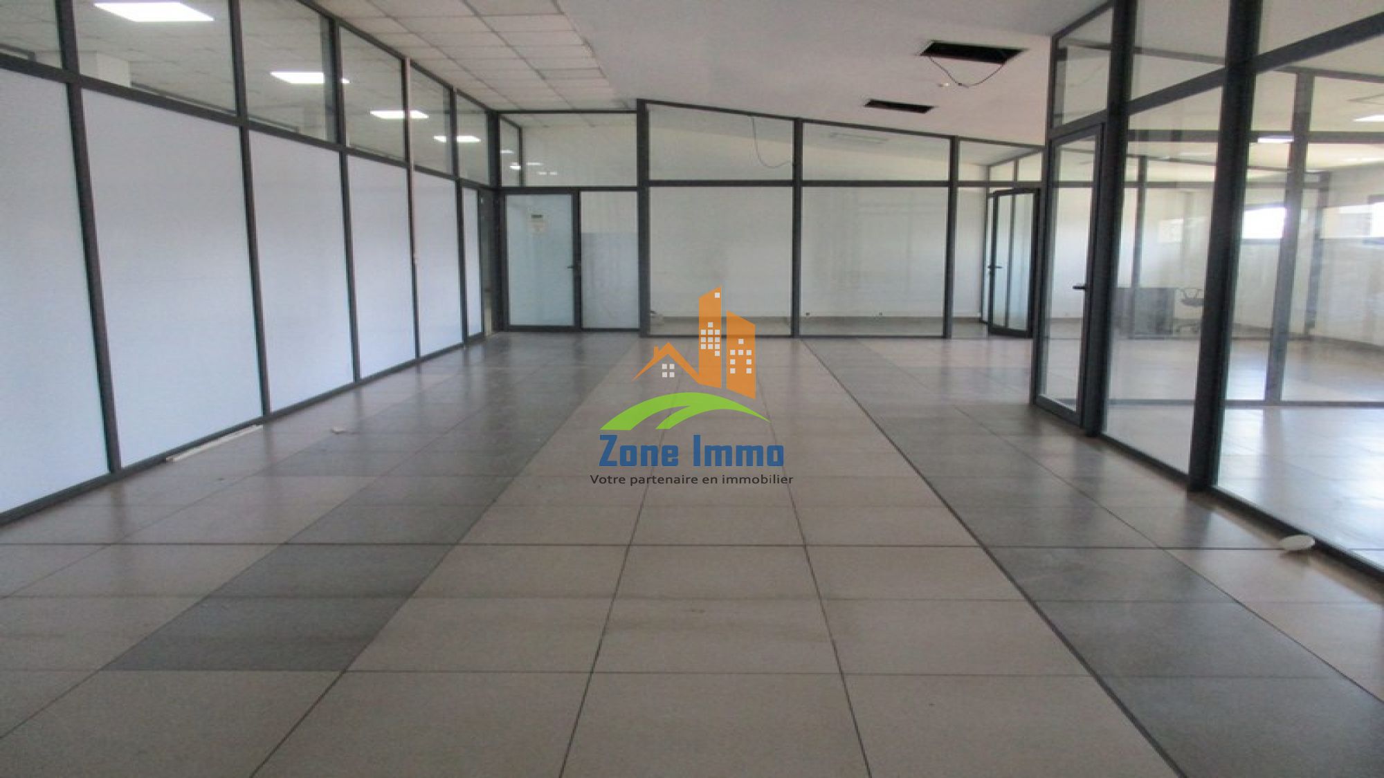 https://www.zoneimmo-mada.com/uploads/2021/12/14/a-louer-local-professionnel-bureau-open-space-plateau-de17-ivandry-1639508744_1_21115_large.jpg