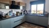 https://www.zoneimmo-mada.com/uploads/2021/12/27/a-louer-appartement-t4-meuble-et-securise-a-androhibe-pres-d-ivandry-1726293175_4_27750_medium.jpg