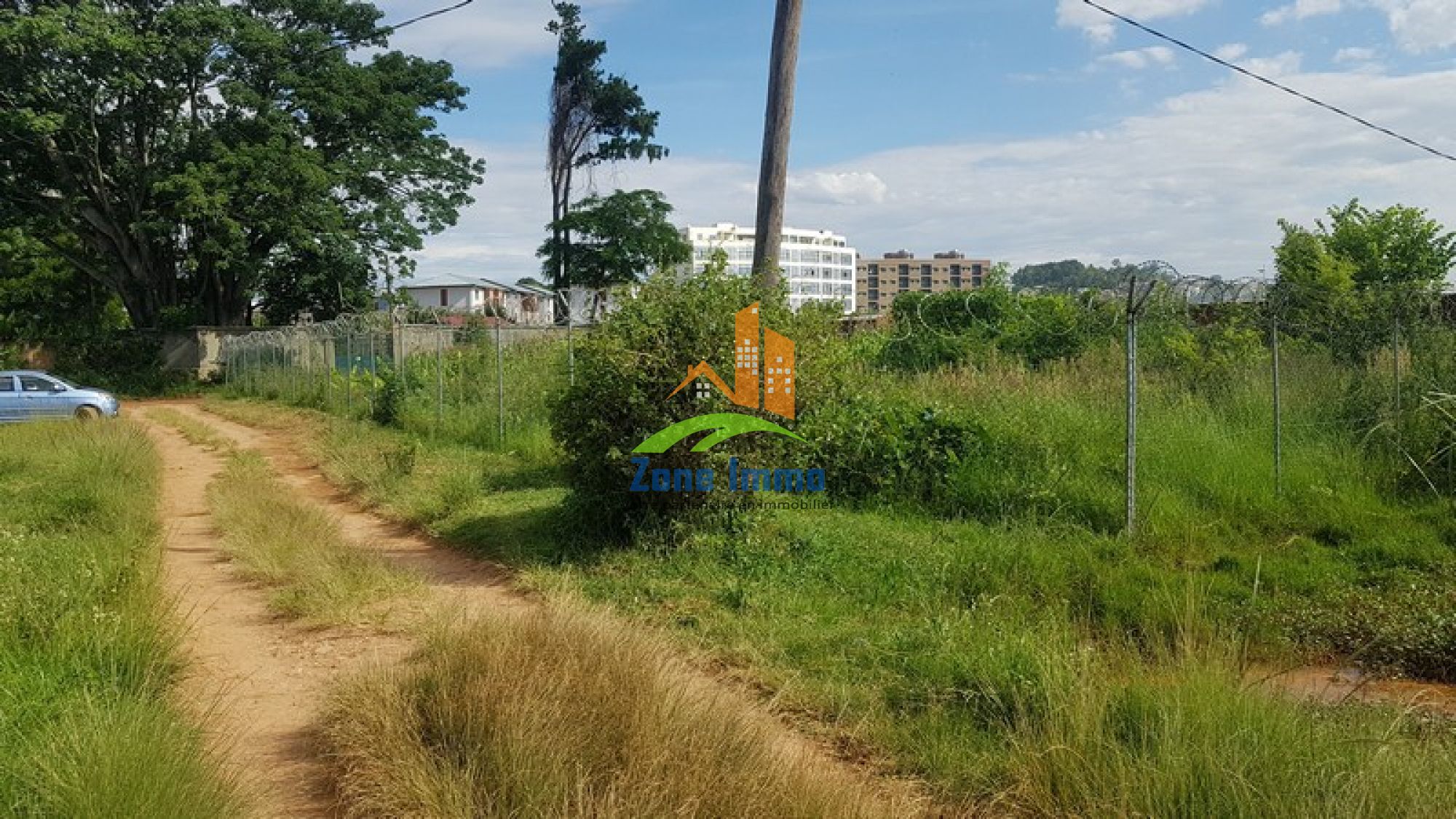 https://www.zoneimmo-mada.com/uploads/2022/02/11/a-vendre-terrain-pret-a-batir-de-500m-a-analamahitsy-farango-1644559623_1_50177_large.jpg