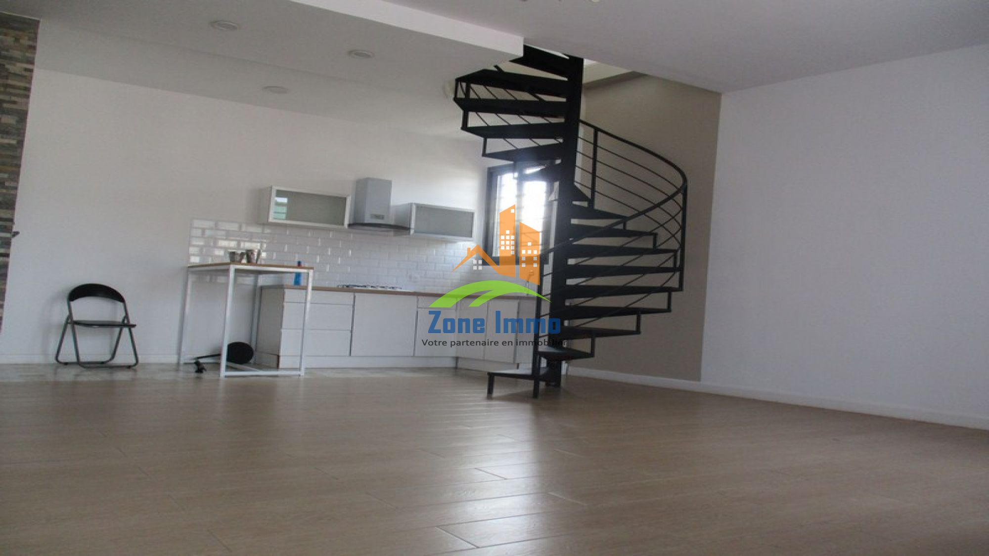 https://www.zoneimmo-mada.com/uploads/2022/03/08/a-louer-appartement-t3-en-duplex-a-ambatobe-1646726746_1_75451_large.jpg