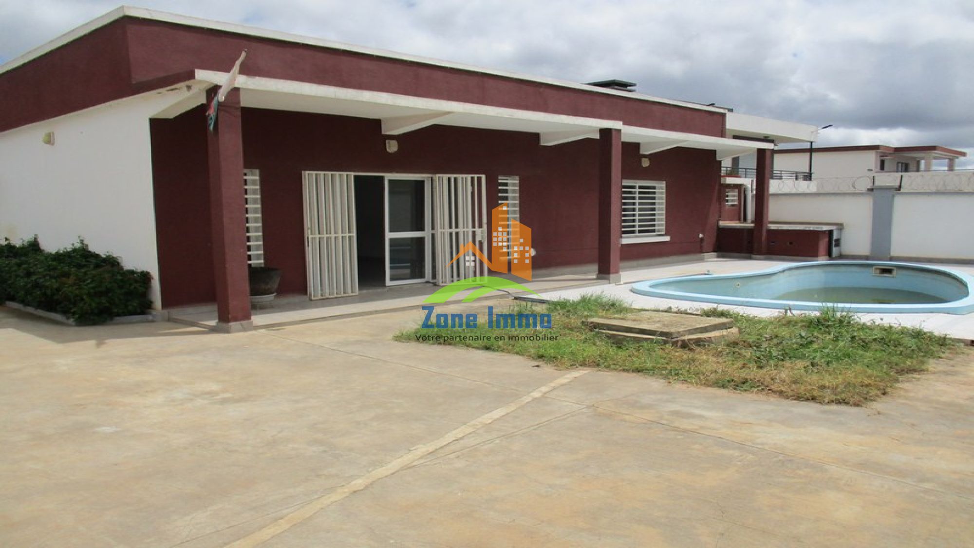 https://www.zoneimmo-mada.com/uploads/2022/03/17/a-vendre-villa-basse-f4-avec-piscine-a-ambohijanahary-antehiroka-1699005238_1_50775_large.jpg