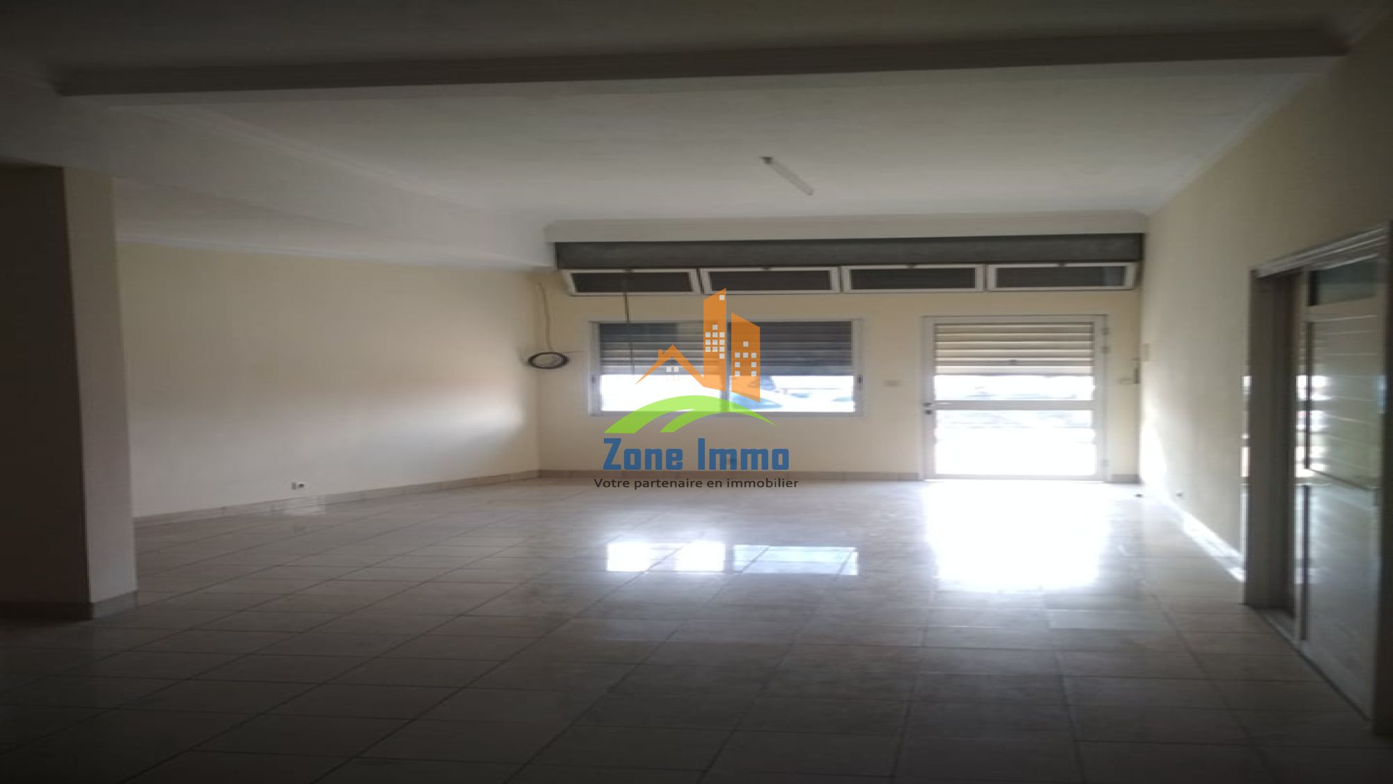 https://www.zoneimmo-mada.com/uploads/2022/03/29/a-louer-local-de-92m-au-bdr-a-ankadifotsy-1696924231_1_6245_large.jpg