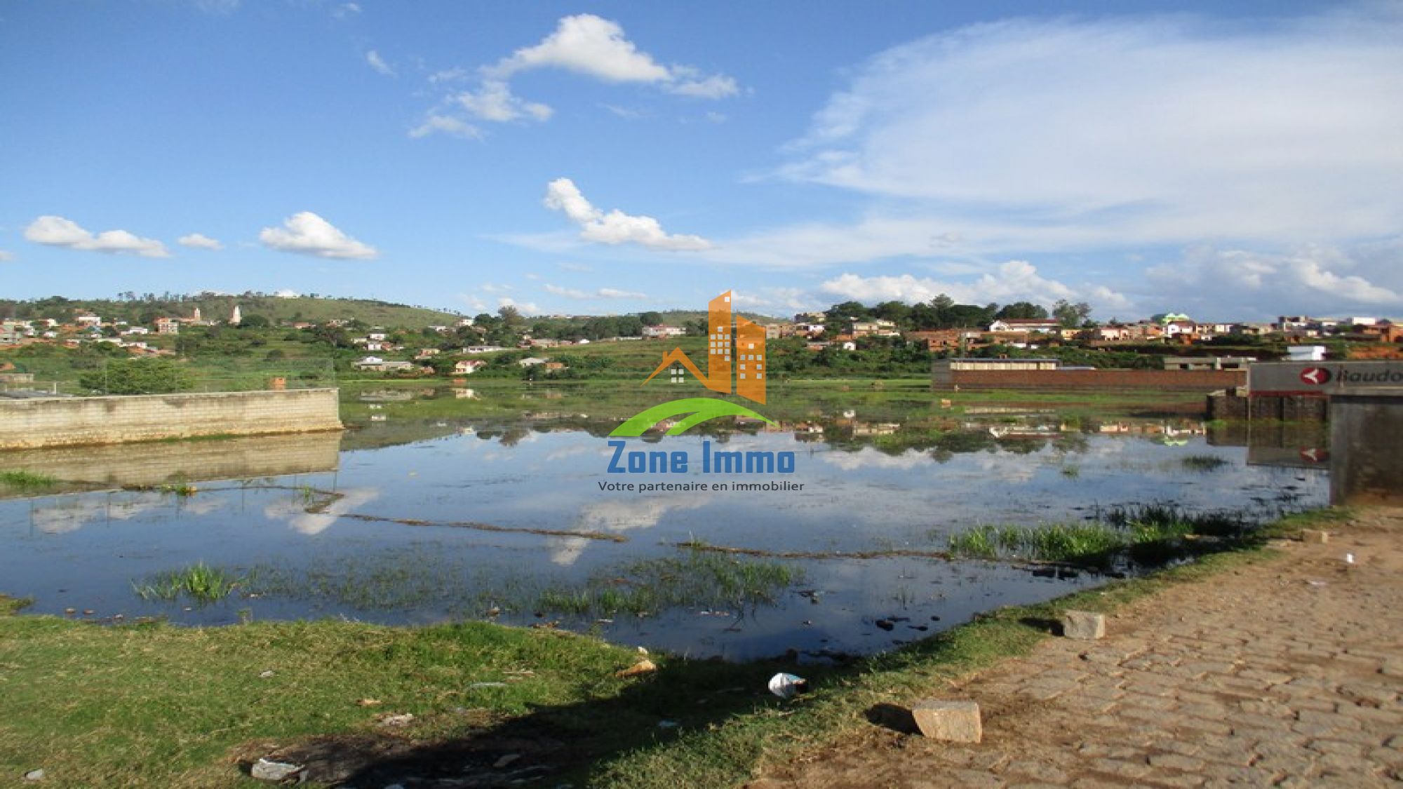 https://www.zoneimmo-mada.com/uploads/2022/04/04/a-vendre-grand-terrain-de-4ha-a-by-pass-1649059310_1_24061_large.jpg