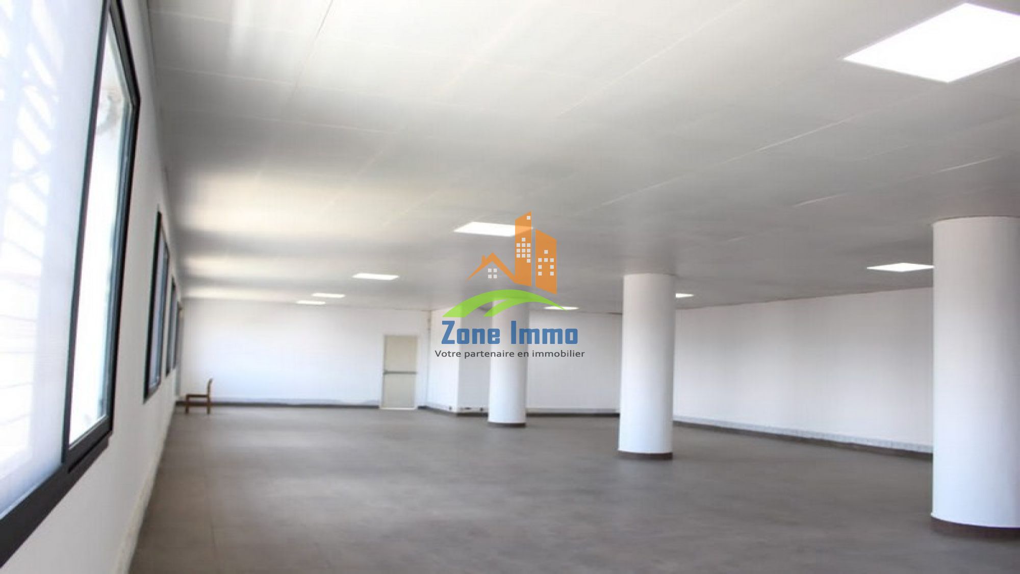 https://www.zoneimmo-mada.com/uploads/2022/04/21/a-louer-open-space-showroom-magasin-bureau-local-professionn-andraharo-1650546192_1_55224_large.jpeg