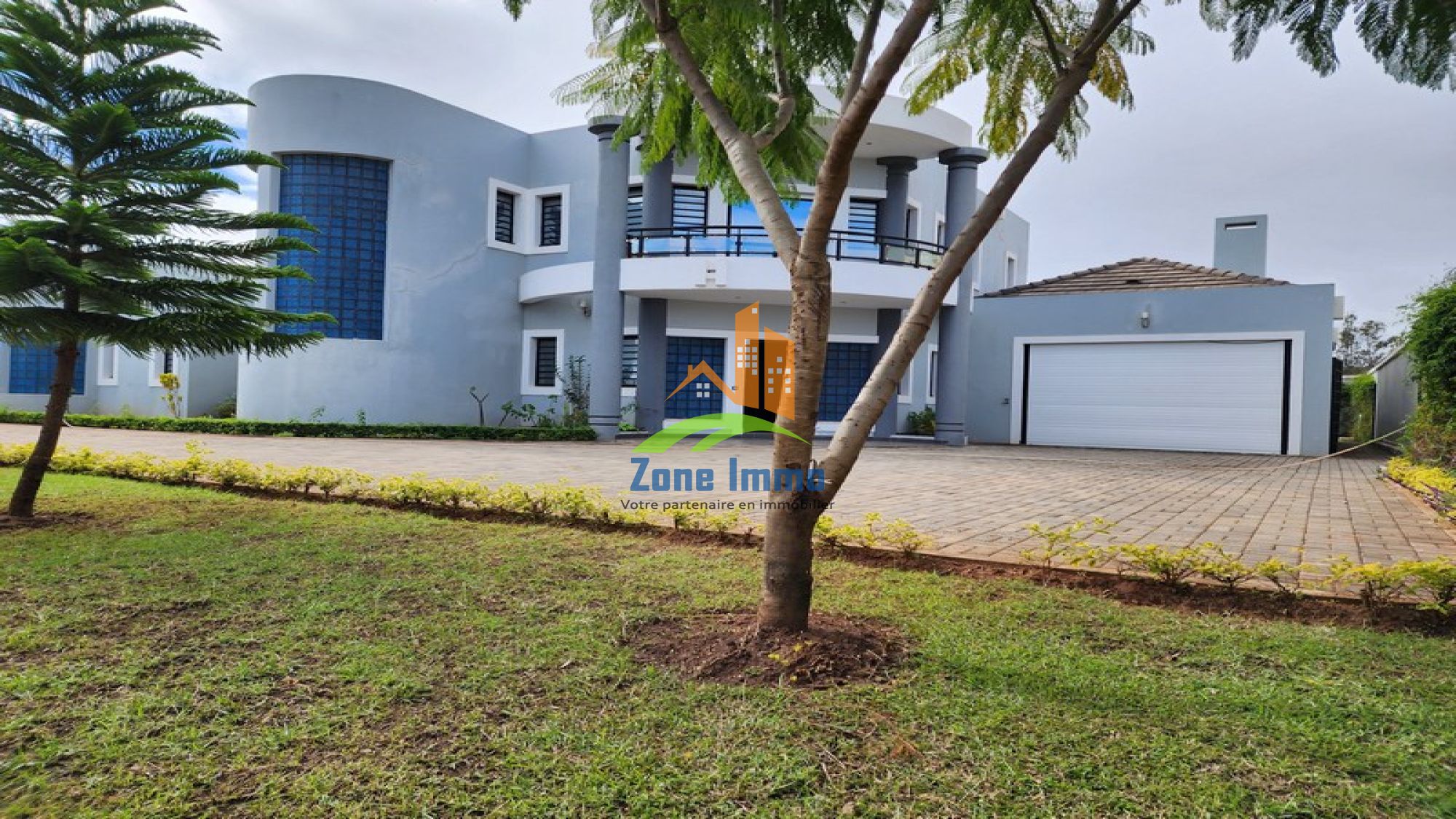 https://www.zoneimmo-mada.com/uploads/2022/06/21/a-louer-magnifique-villa-a-etage-f6-avec-piscine-a-ivandry-1683210076_1_46044_large.jpg