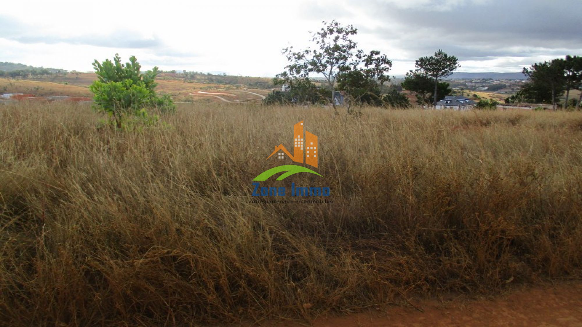 https://www.zoneimmo-mada.com/uploads/2022/07/11/a-vendre-terrain-de-950m-pab-a-manazary-ilafy-1657522805_1_21161_large.jpg