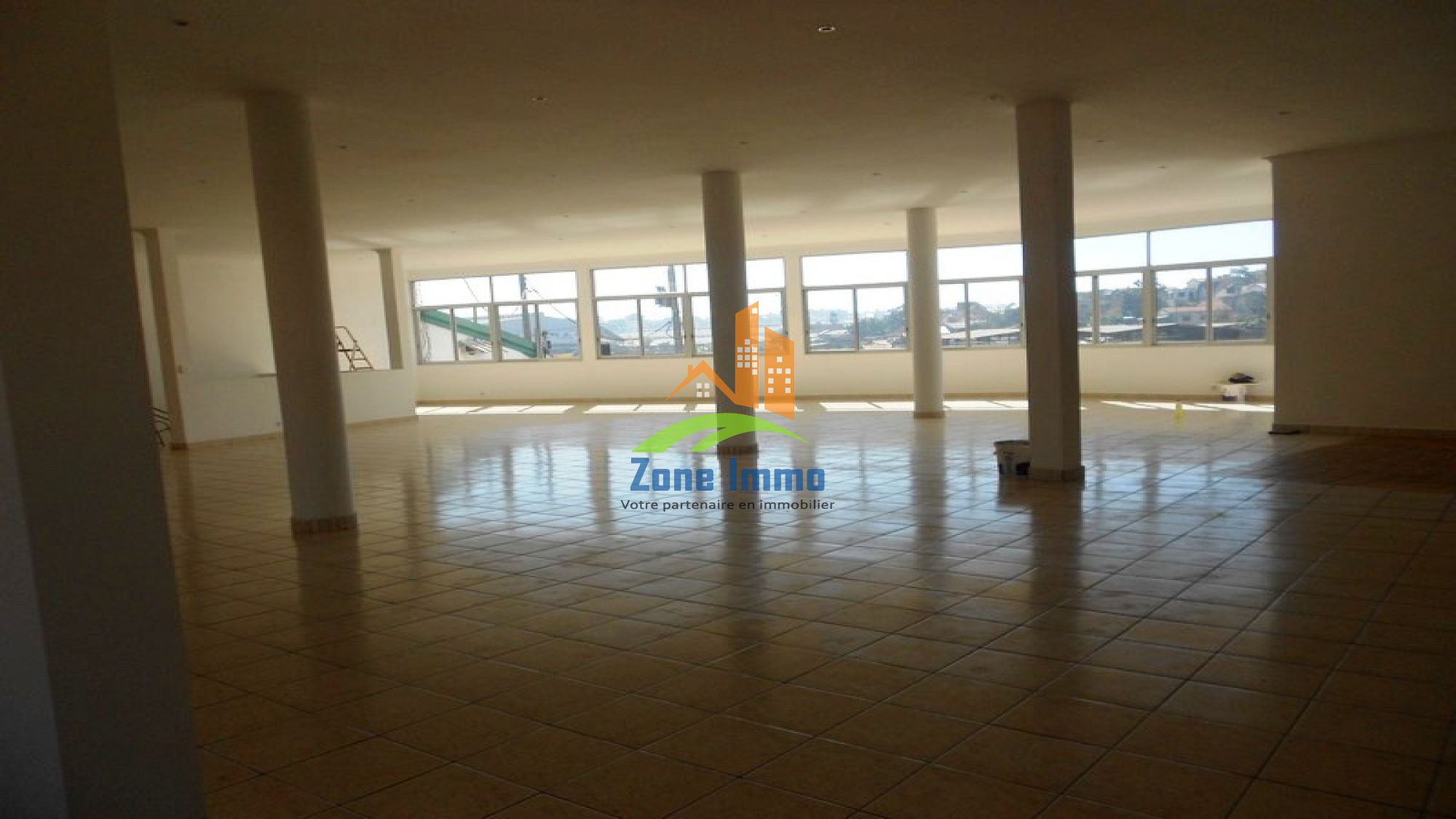 https://www.zoneimmo-mada.com/uploads/2022/07/18/a-louer-locaux-securises-de-120m-et-de-190m-au-choix-a-andranomena-1658149750_1_16417_large.jpg