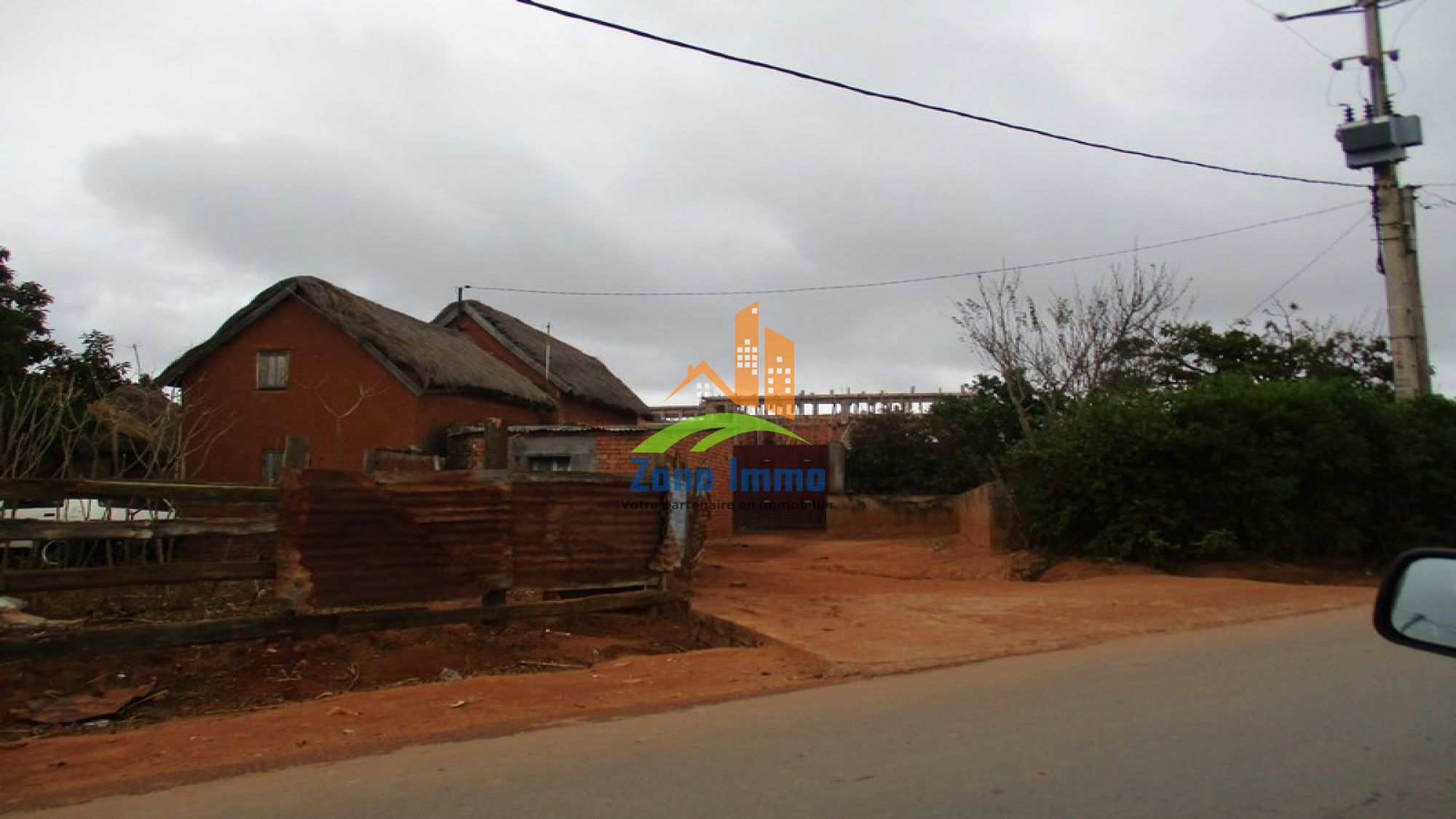 https://www.zoneimmo-mada.com/uploads/2022/07/25/a-vendre-propriete-de-835m-avec-une-maison-en-cours-de-anosy-avaratra-1658757791_1_50524_large.jpg
