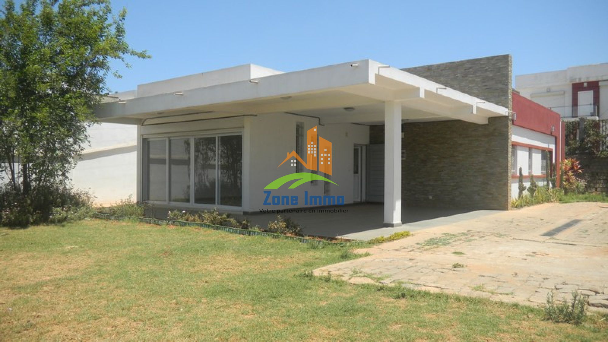 https://www.zoneimmo-mada.com/uploads/2022/07/29/a-louer-villa-basse-f6-a-ambohijanaka-1728282549_1_33101_large.jpg