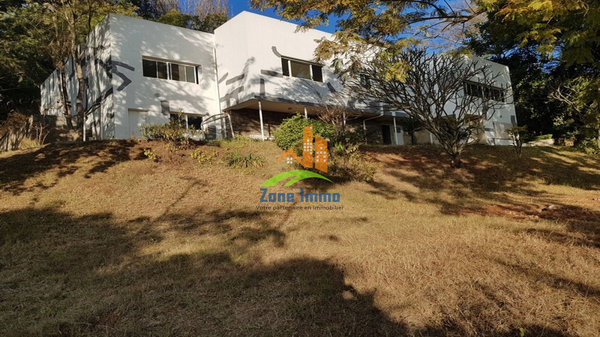 https://www.zoneimmo-mada.com/uploads/2022/08/06/a-louer-villa-basse-f6-avec-jardin-a-fort-duchesne-1662386038_1_41073_large.jpg