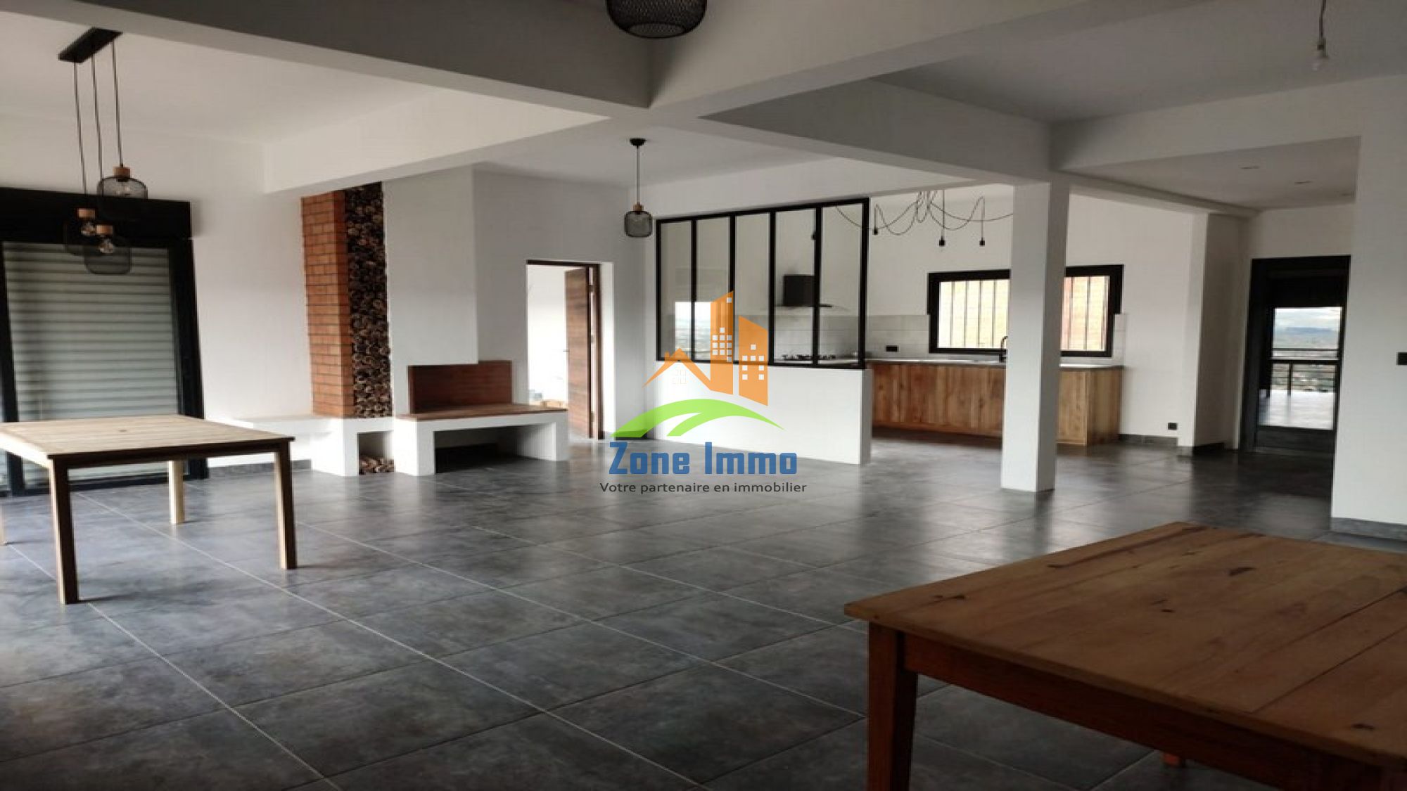 https://www.zoneimmo-mada.com/uploads/2022/09/07/a-louer-villa-a-etage-f5-a-10mi-les-hauteurs-d-ambatobe-1678945494_1_51307_large.jpg