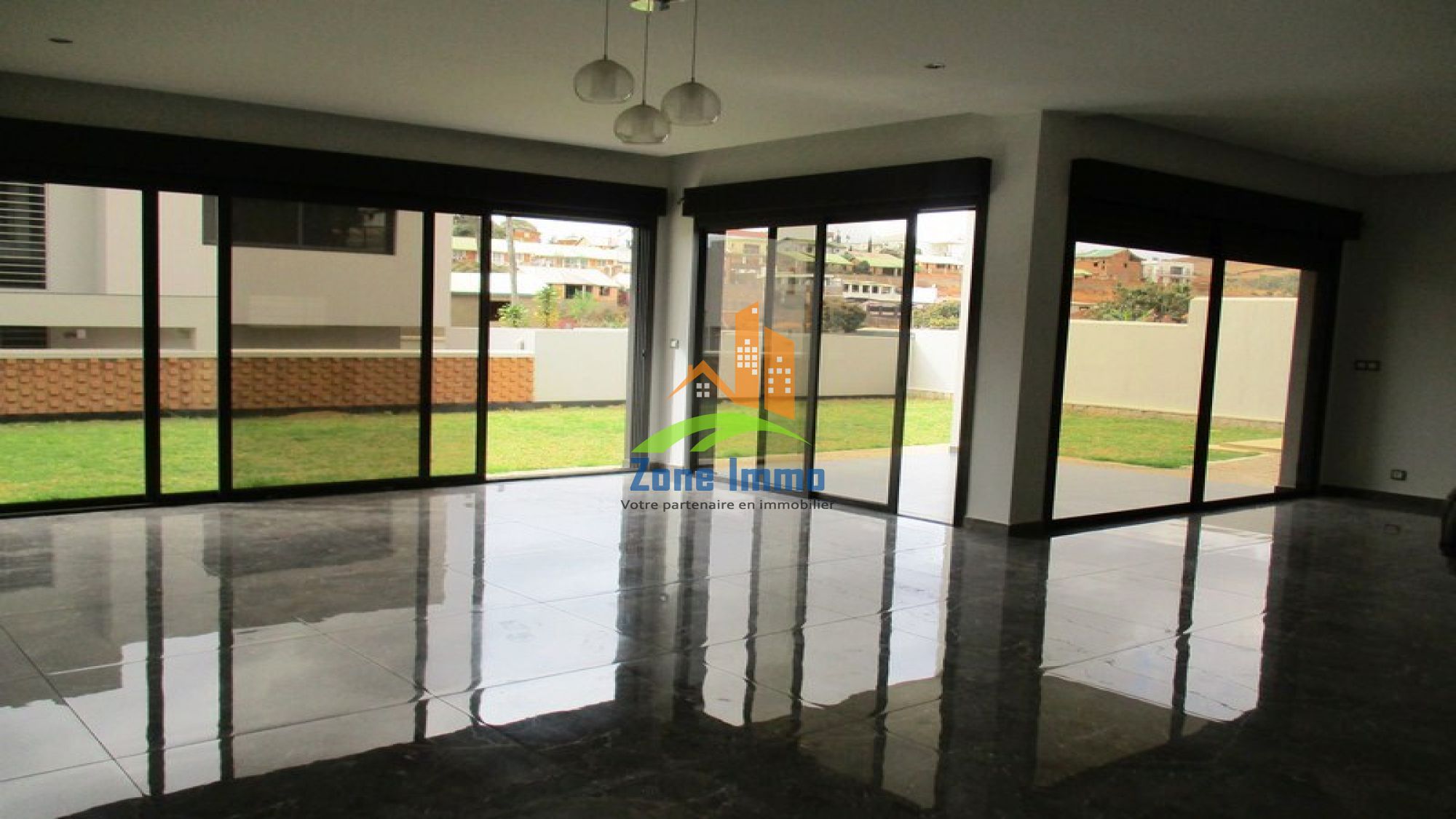 https://www.zoneimmo-mada.com/uploads/2022/09/07/a-louer-villa-f6-a-10minutes-a-pied-du-lft-a-ambatobe-1662539756_1_3807_large.jpg